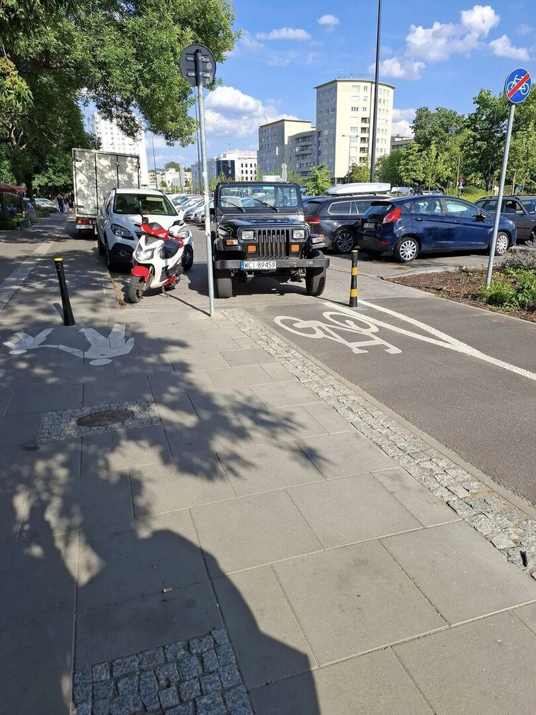 Parkuje jak ofiara i blokuje przejazd rowerom.