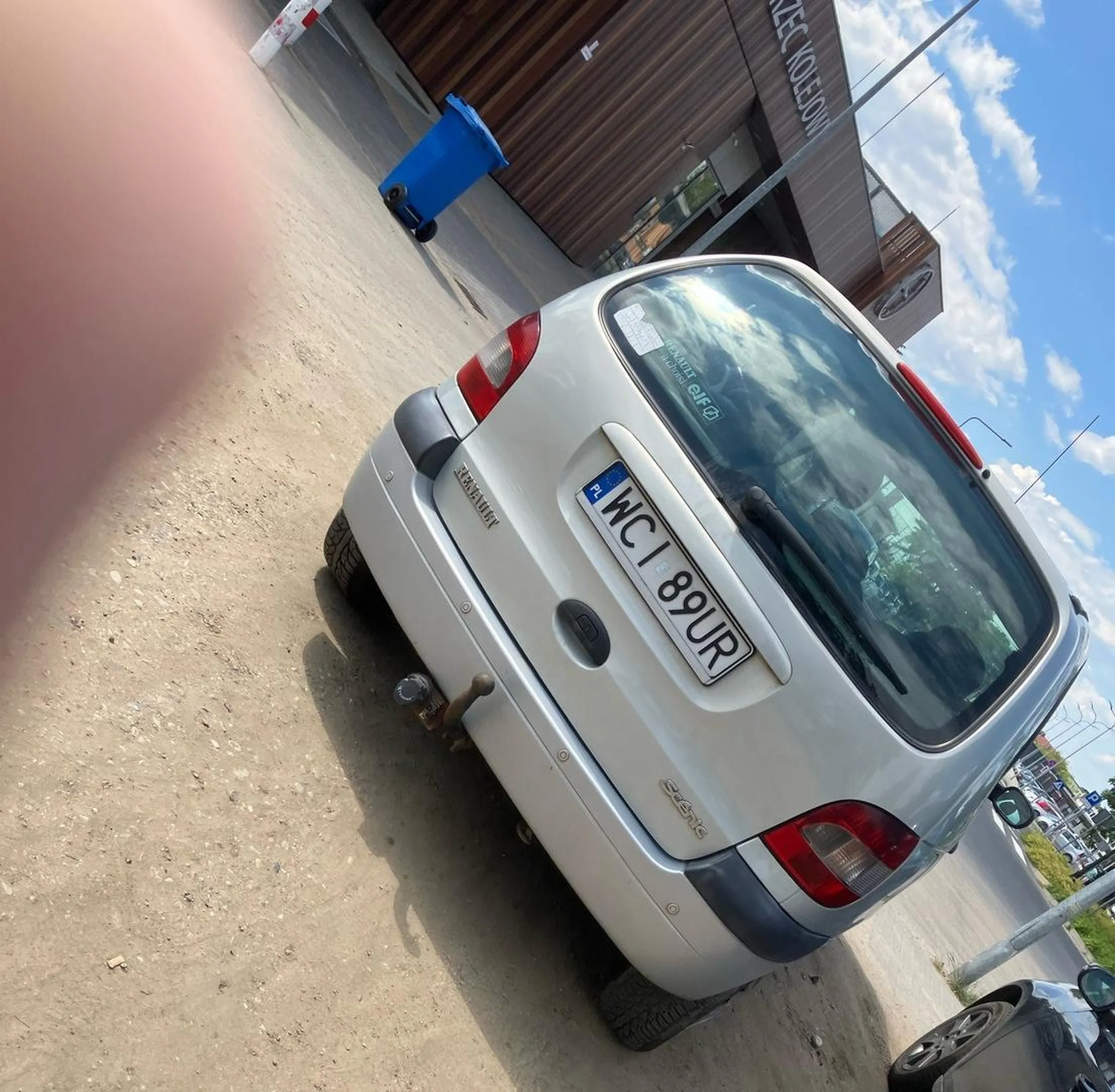 Parkując zablokował połowę wyjazdu z parkingu