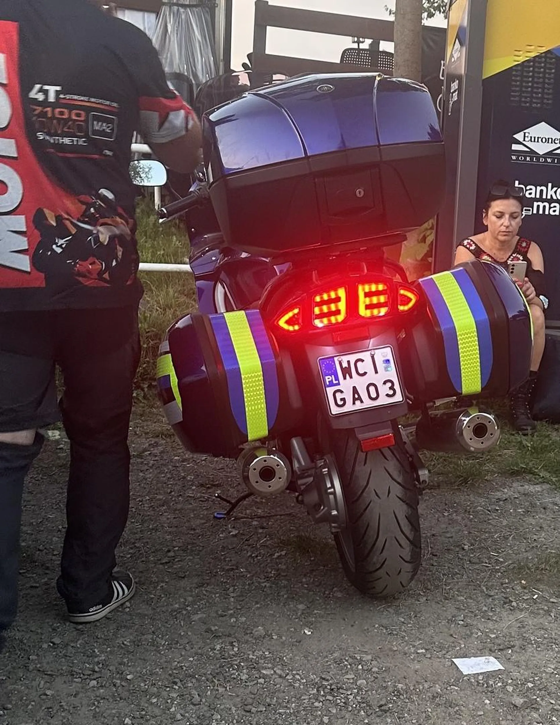 Nielegalnie używa dźwięków policyjnych. Ucieka z płatnych parkingów stwarzając zagrożenie dla ludzi. Jak jakich mało