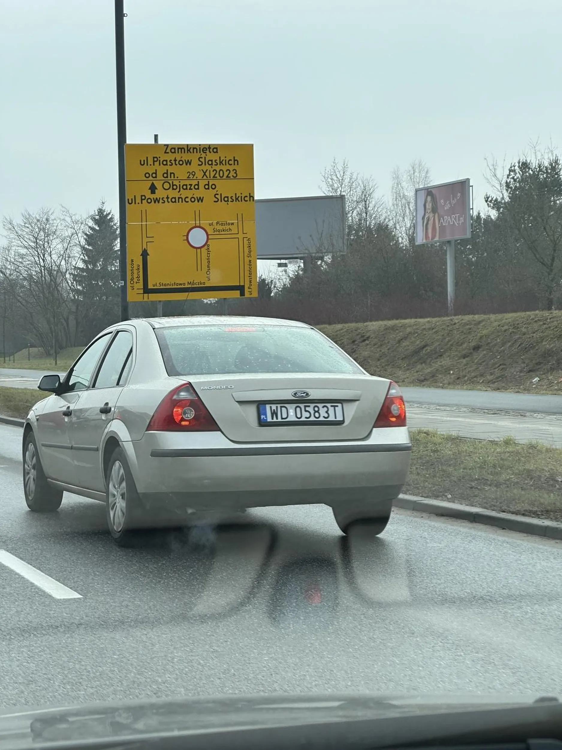 Stary zjeb trąbił na 3 samochody przed nim, gdzie pierwszy nie zauważył że ma zieloną strzałkę. Ul. Conrada przy Orlenie, Warszawa.