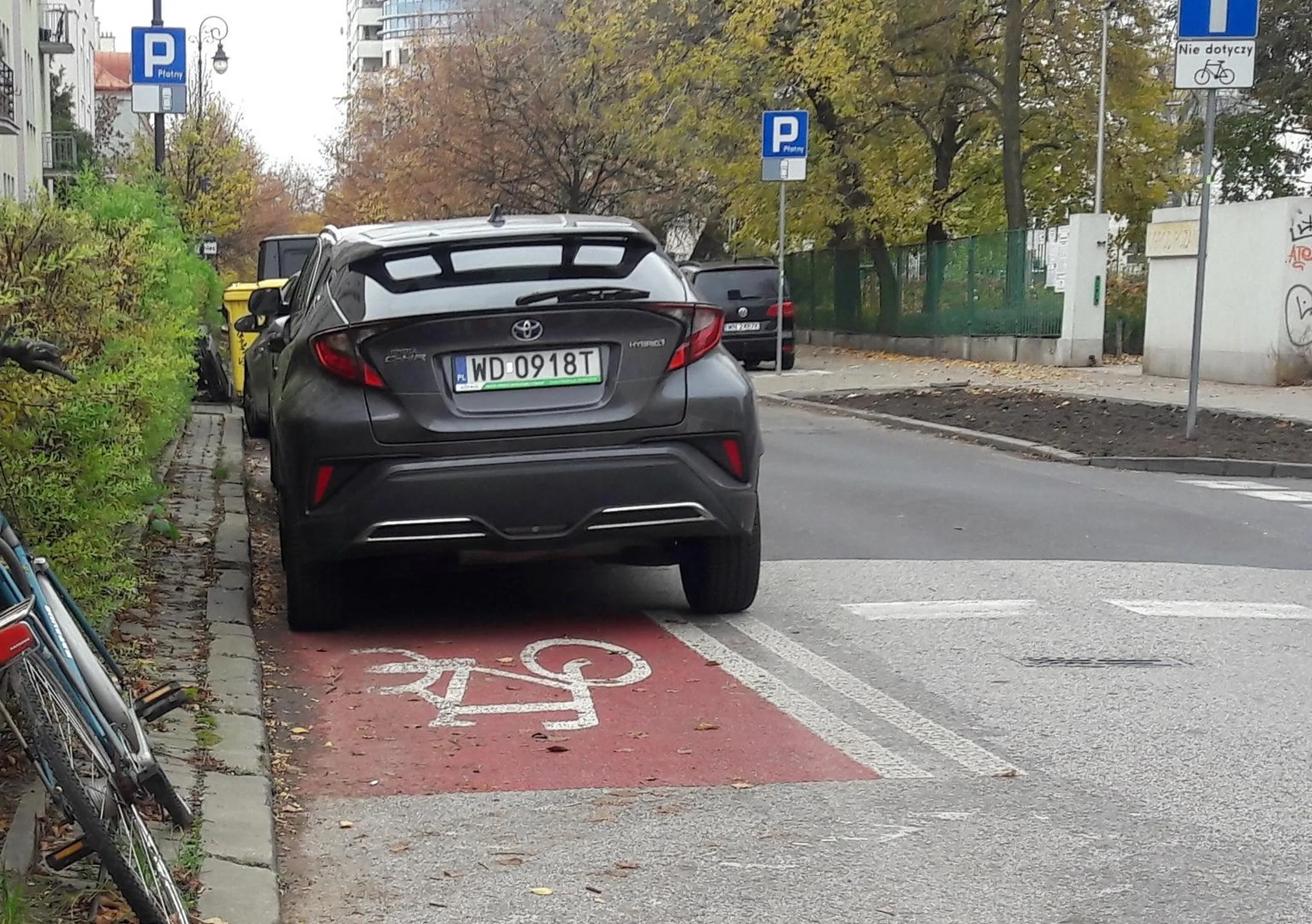 Parkowanie na pasie dla rowerów oraz w obrębie skrzyżowania - dwa wykroczenia na raz, niezły wynik.