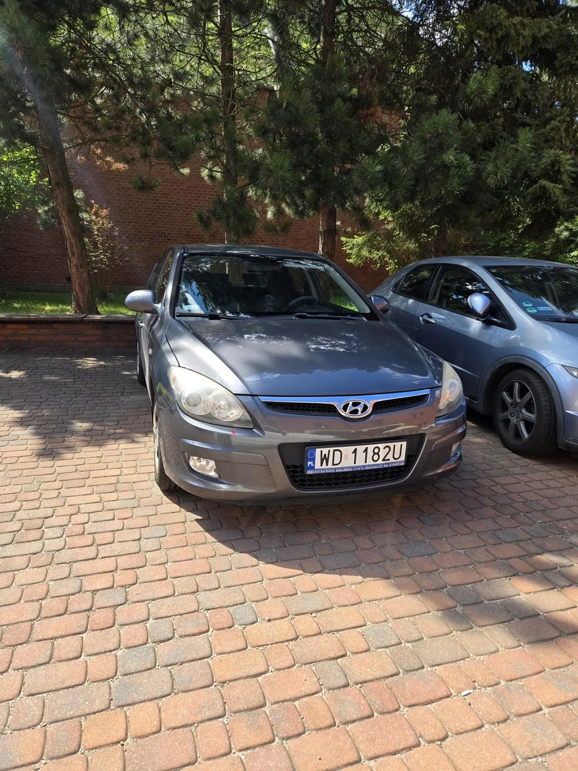 Uwaga Wieśniara w aucie po sukience w kwiotki widać co za prymityw. Drze mordę prawie rozbiła mi auto. Kretynka roku.