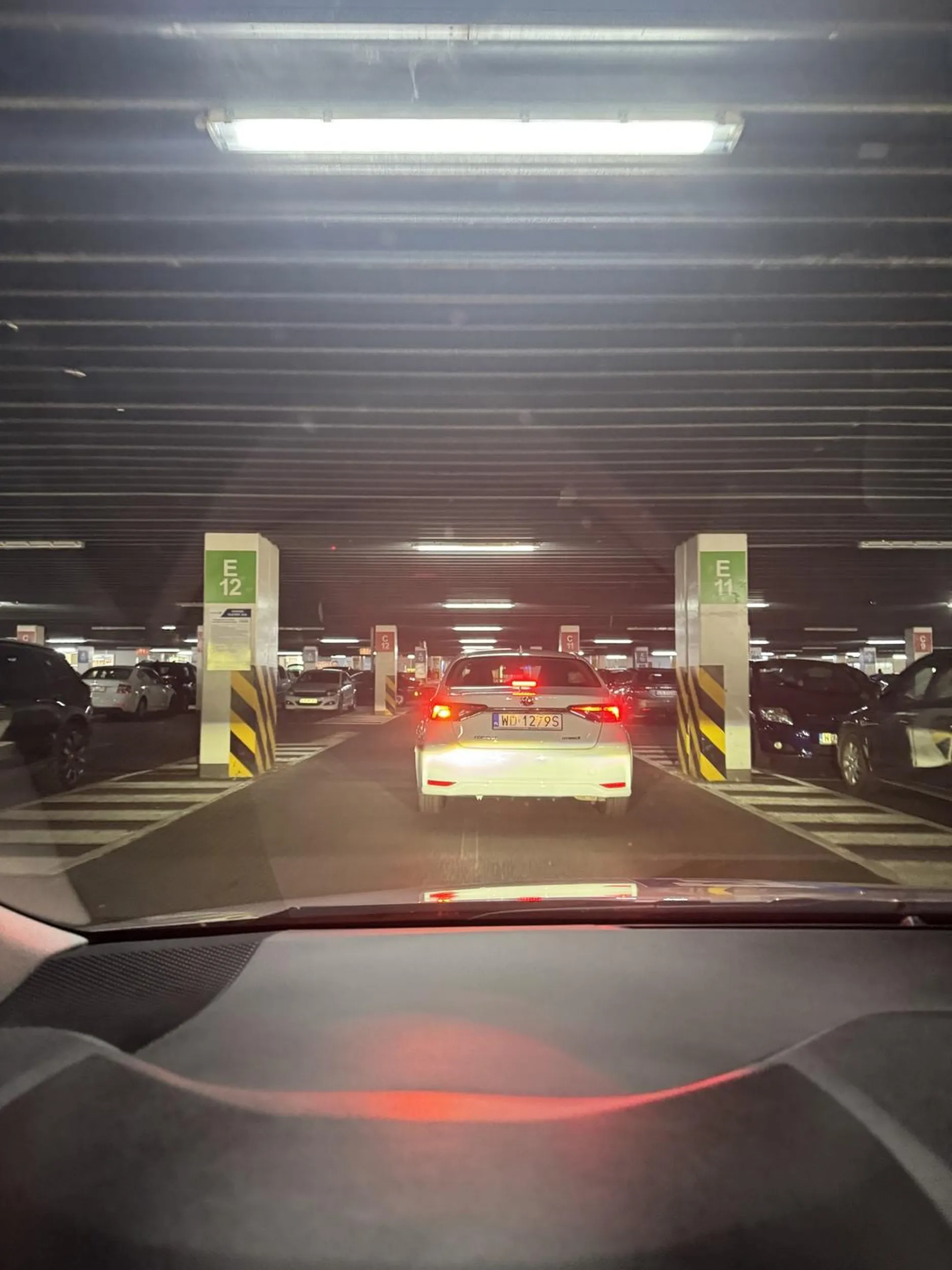 Śpi na zielonym świetle po czym zhamowuje do zera w ramach “zemsty” XD