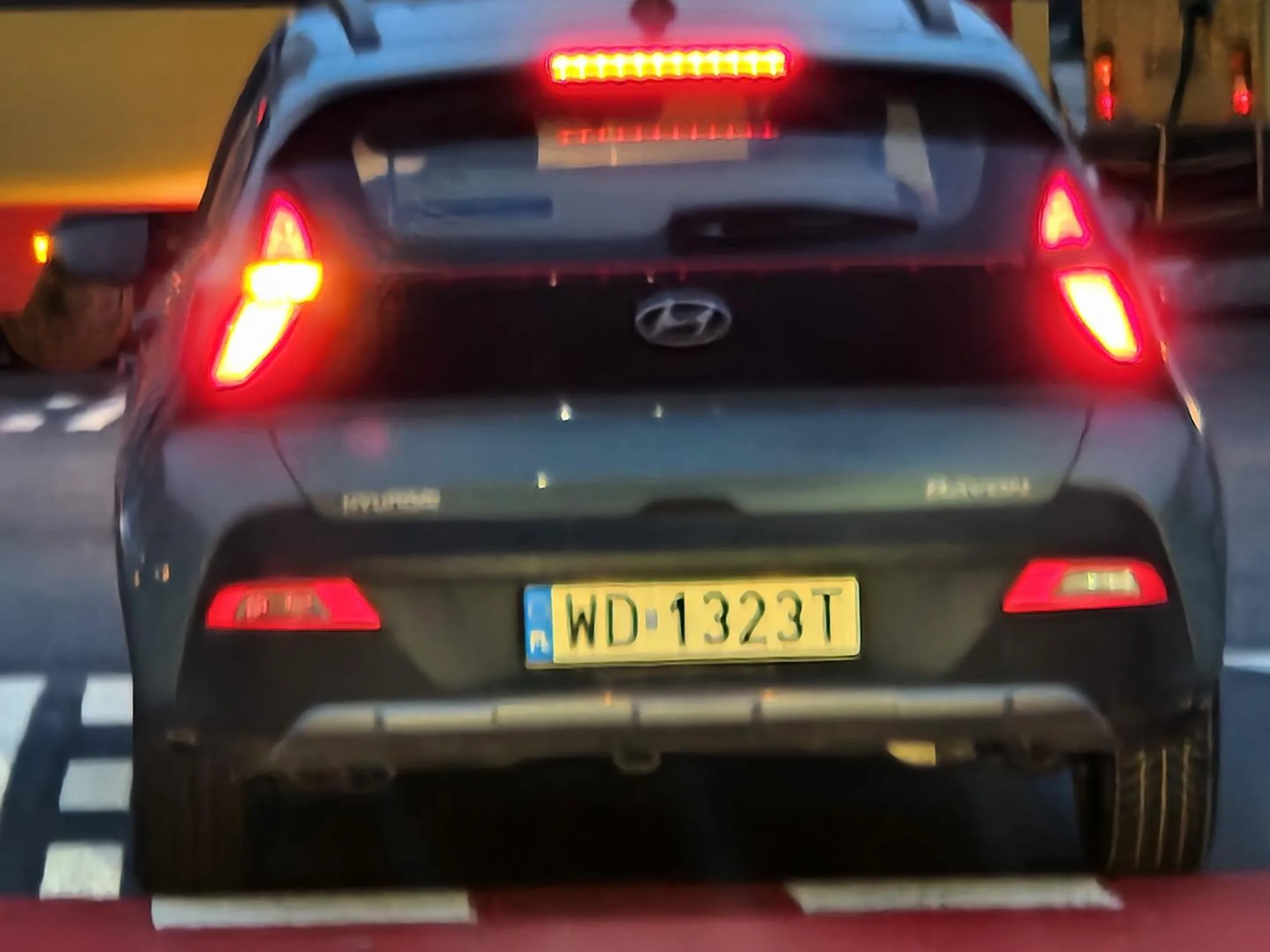 Takim łbom którzy z dziećmi na pokładzie jeżdżą po ulicach jak po odcinkach specjalnych powinno się zabierać prawo jazdy i auto konfiskować.