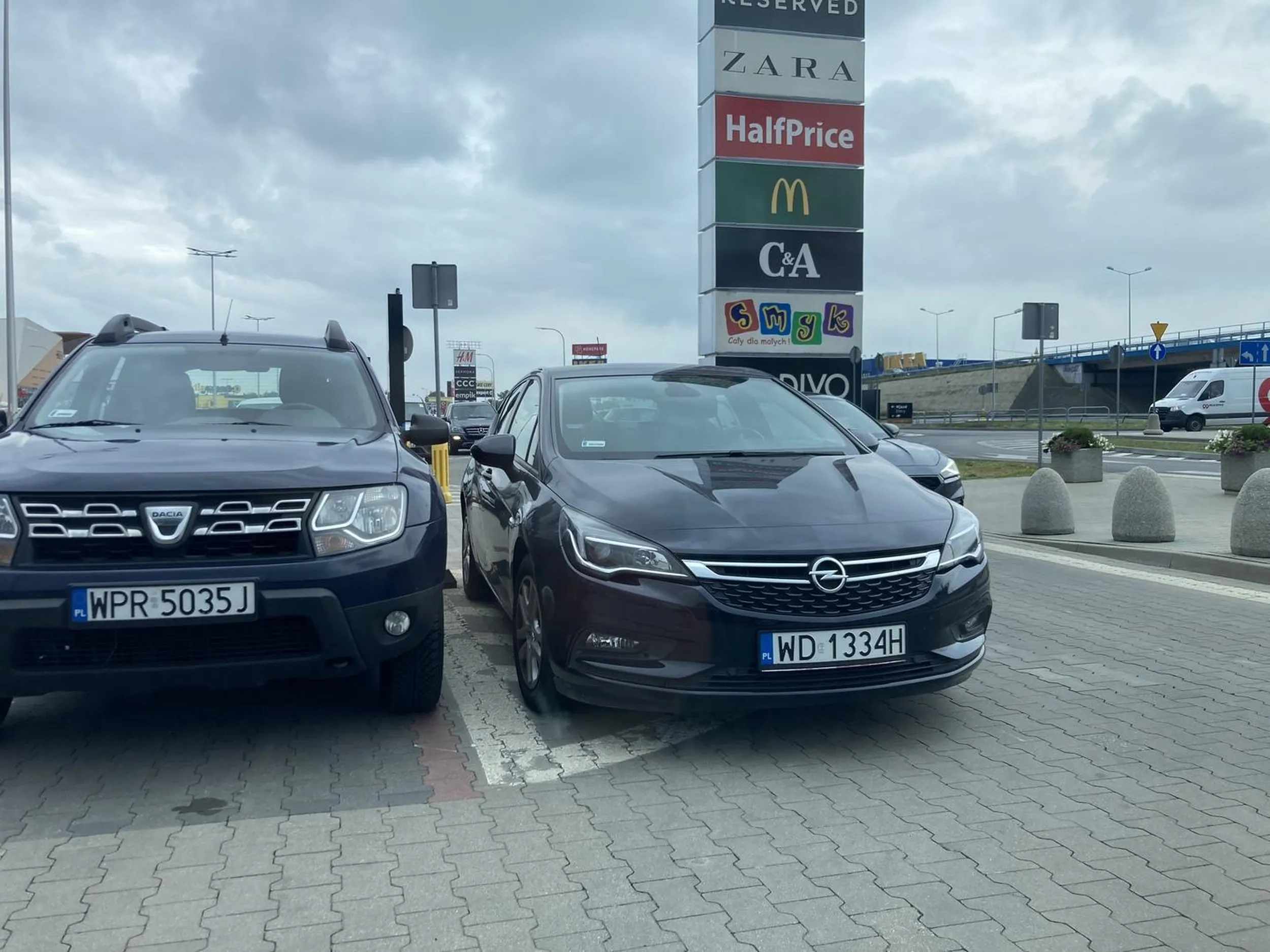 ja znalazlem miejsce na parkingu w jakies 2 minuty… temu kierowcy jak widac nie chcialo sie wysilic. Szkoda tylko, ze przez takich leniuchow potem ciezko wyjechac bo zaslania pol pasa glownej drogi wyjazdowej z centrum handlowego