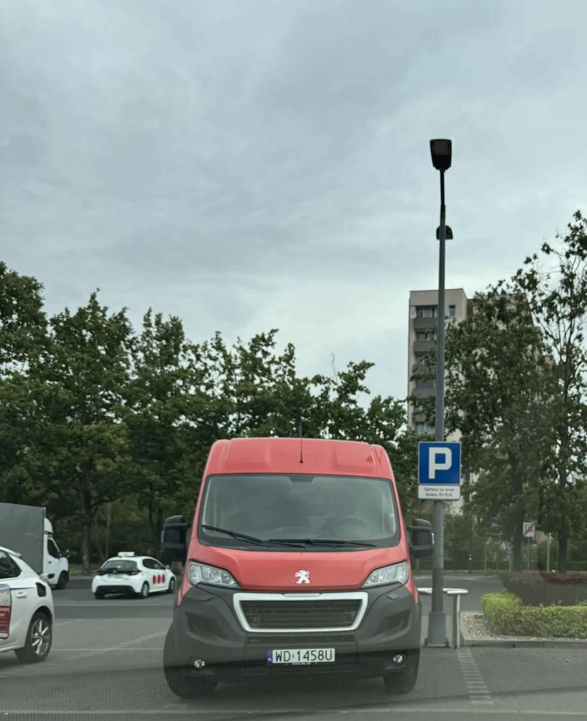 Można było zająć 2 miejsca (w końcu długi samochód), ale co tam, można od razu 4 :)