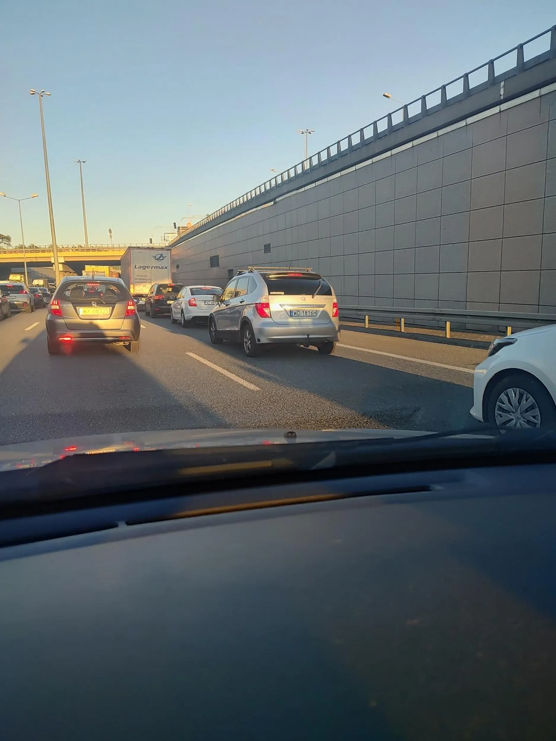 Próbował wjechać w mój samochód, wyprzedał i nagle hamował mi przed maską bo "za wolno jechałam w korku obok wypadku" - nie wjechałam w samochód przede mną, więc prawie spowodował wypadek, był agresywny i mi ubliżał.