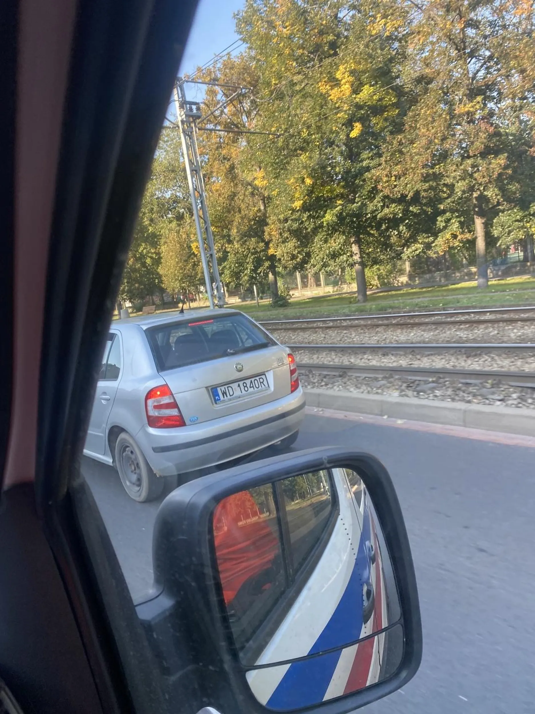 Wyprzedza karetkę na sygnałach na przejściu dla pieszych