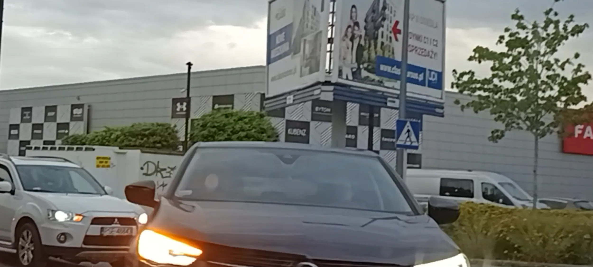 Szanowna pani kierująca rozmawia  przez telefon w czasie jazdy i w ręku trzyma komórkę