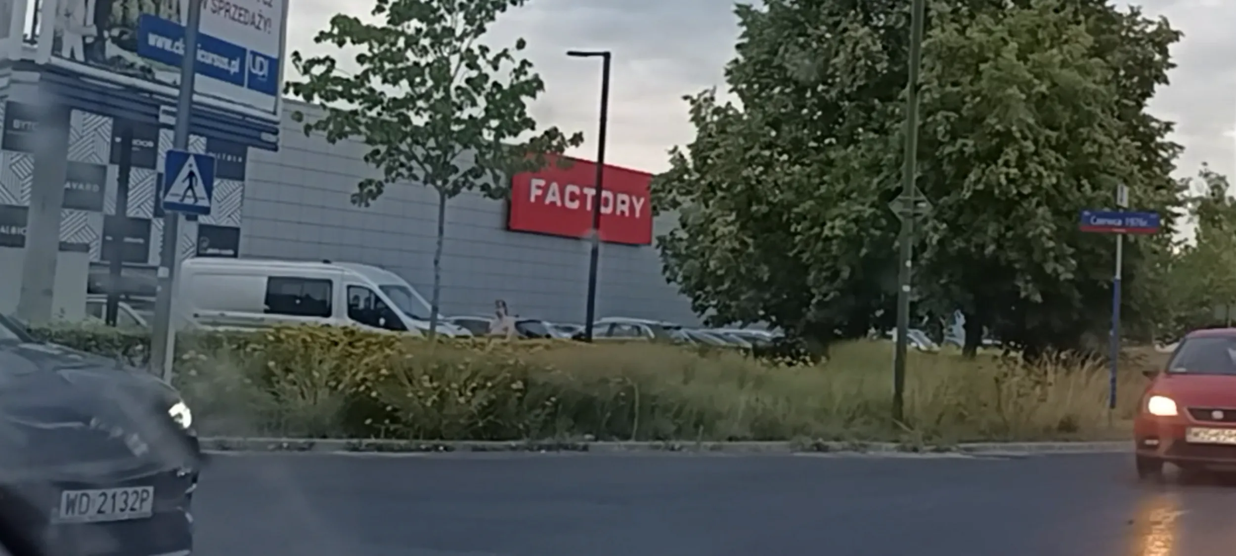 Szanowna pani kierująca rozmawia  przez telefon w czasie jazdy i w ręku trzyma komórkę