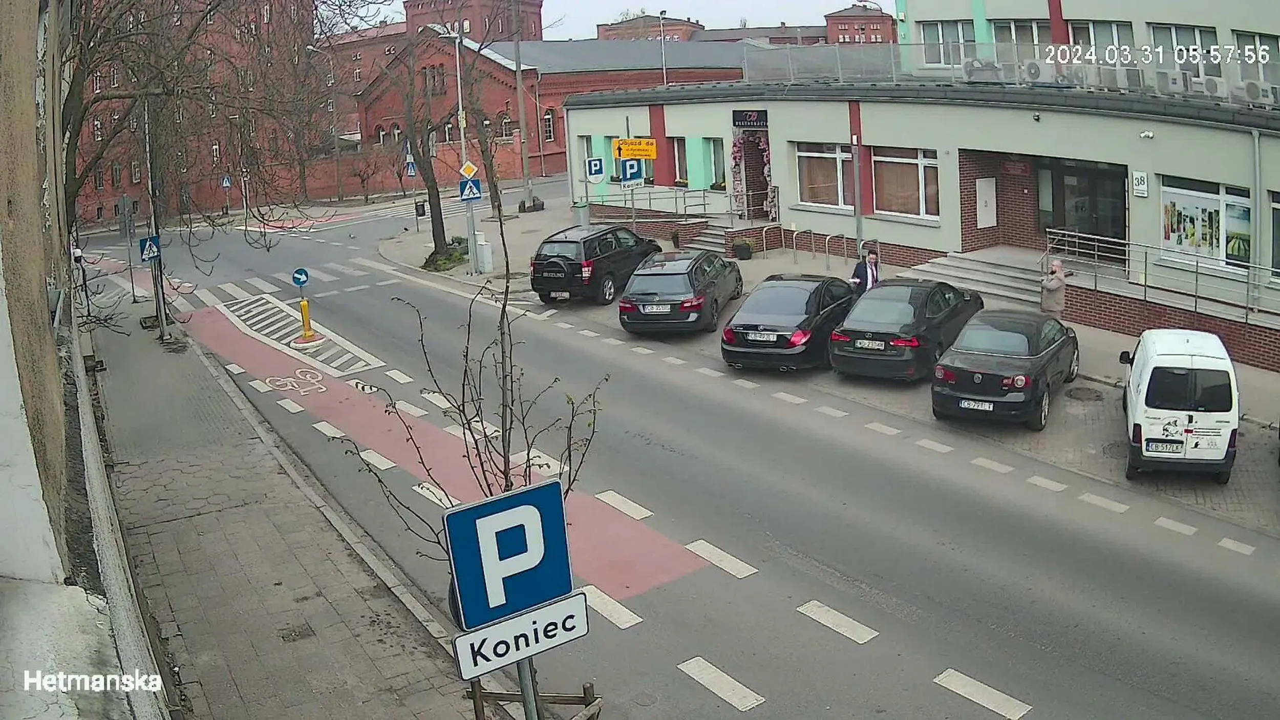 Wciska się w wąskie miejsce parkingowe i obija inne auta bo ciężko jest przejść kilka metrów wiecej