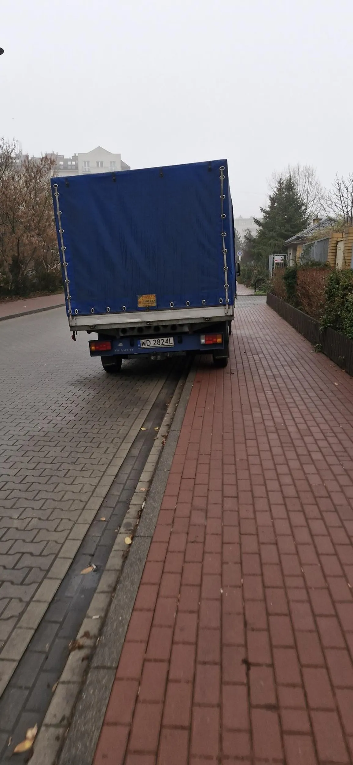 Nie niszcz chodnika, nie parkuj na zakazie