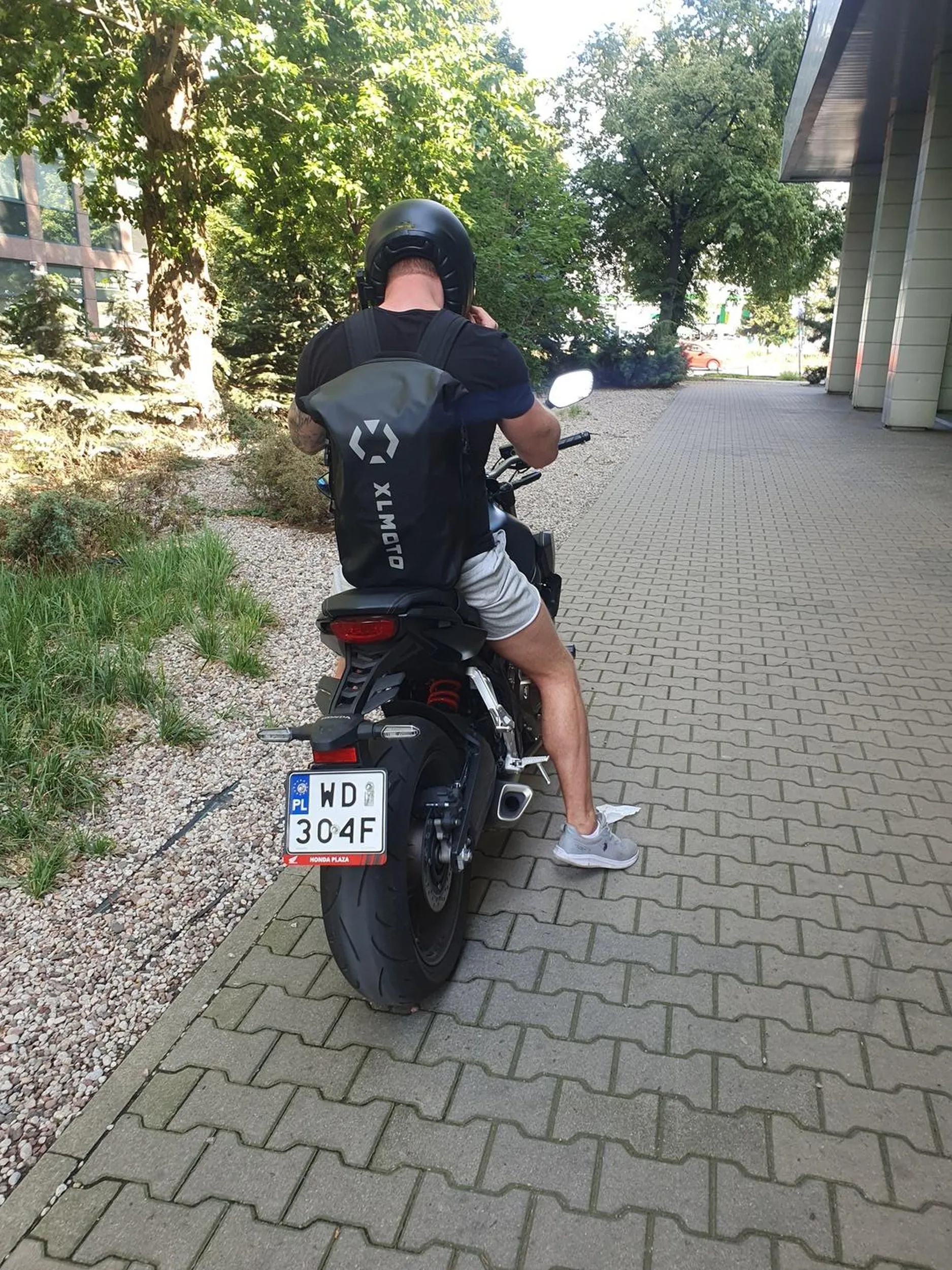 Gościu jeździ środkiem chodnika i jeszcze daje gazu żeby piesi uciekali z drogi. Obok plac zabaw dla dzieci, ogródek restauracyjny. Chłop dwa metry a nie da rady podejść.