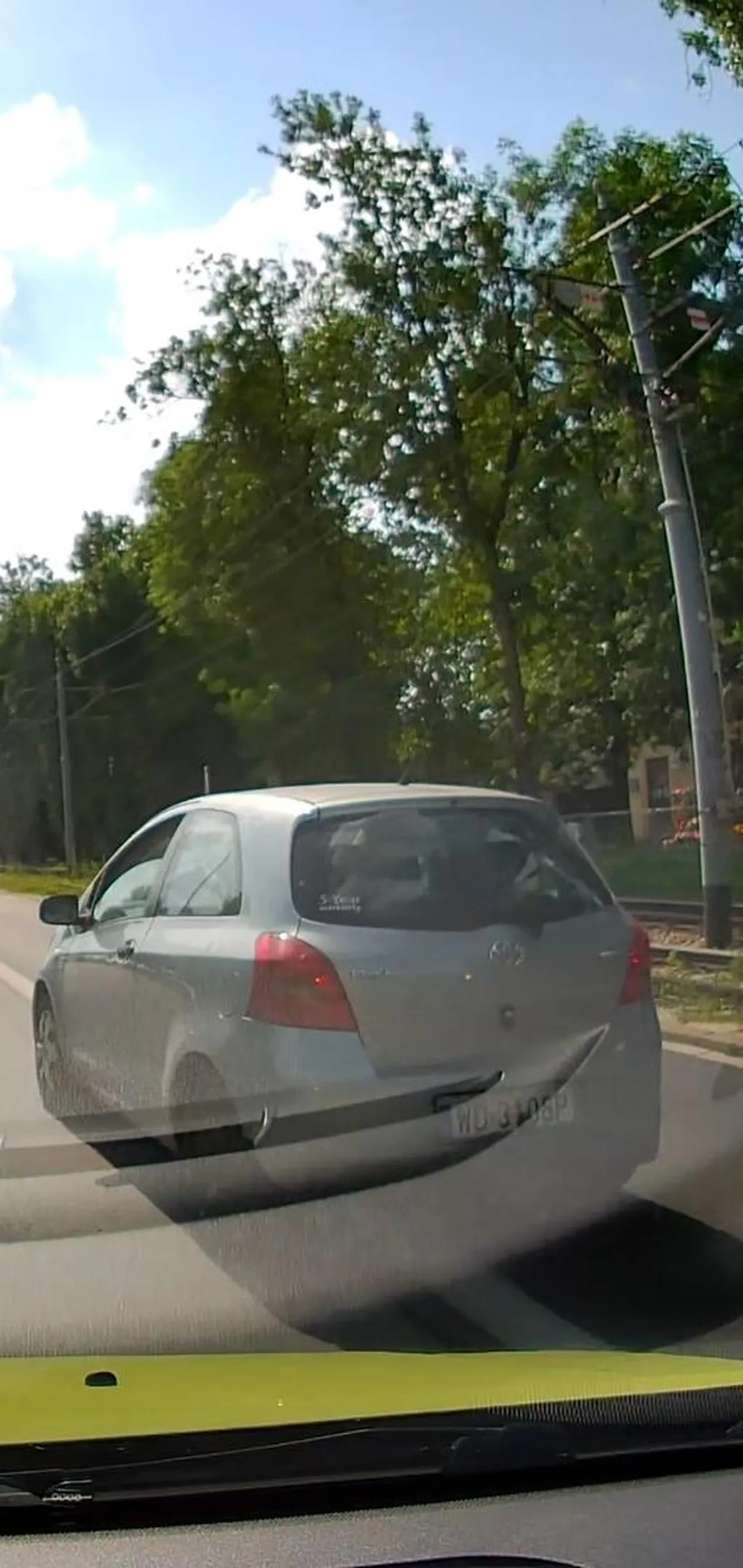 Jedzie z pasa do skrętu na wprost, przejeżdza przez linię ciągłą i jeszcze sapie pod światłami że kierowca nie zwolnił żeby wpuścić bo przecież miała kierunek włączony xdd