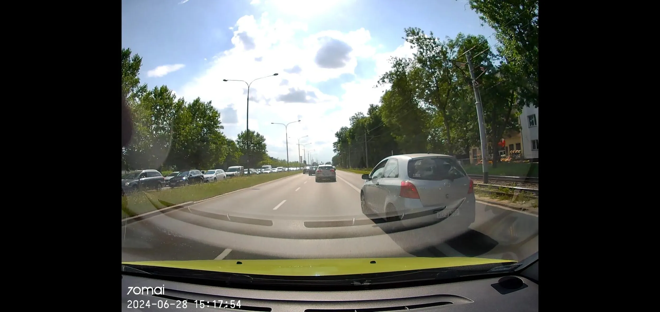 Jedzie z pasa do skrętu na wprost, przejeżdza przez linię ciągłą i jeszcze sapie pod światłami że kierowca nie zwolnił żeby wpuścić bo przecież miała kierunek włączony xdd