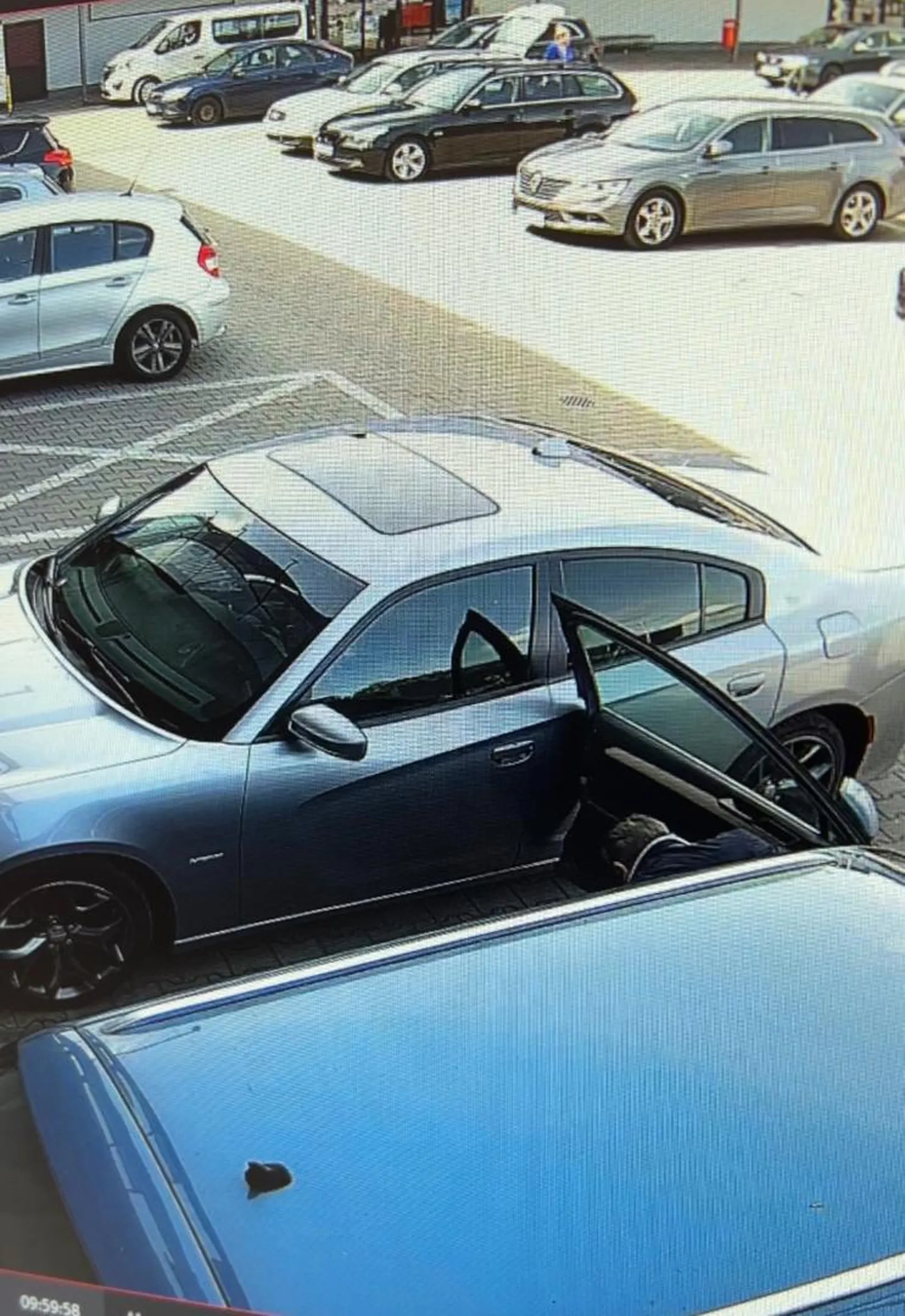 Jak przyjebałeś dziadu drzwiami to trzeba było zaczekać to byśmy się dogadali a tak to policja już cię szuka ? i zrobią ci przegląd przy okazji i wymienią stłuczoną lampę z tyłu!! Nie pozdrawiam