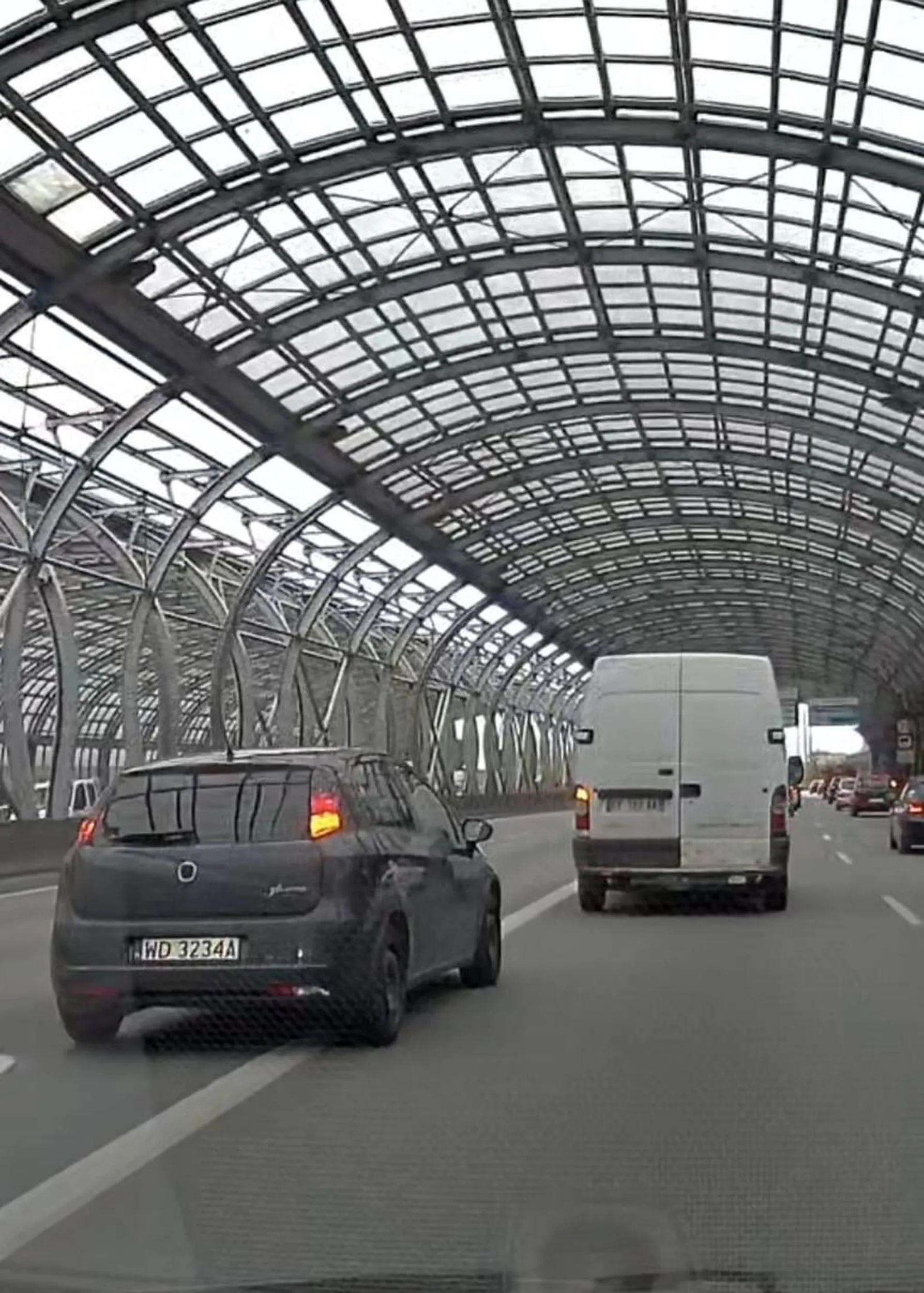 Bandyta wciska się na chama przecinając linię ciągłą. Jakby nie mógł zmienić pasów na prawy 200m wcześniej.