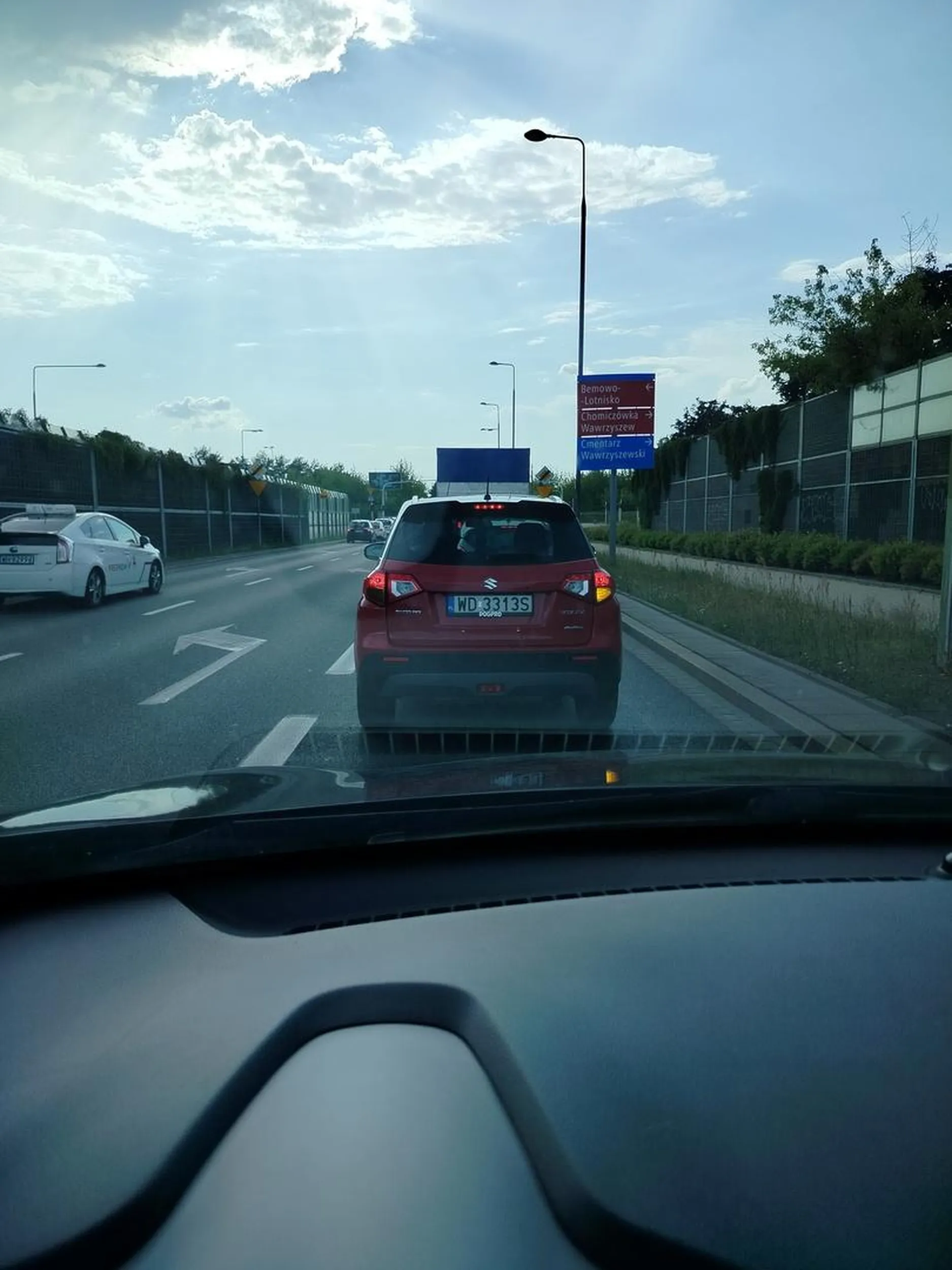 Wyprzedzanie za znakiem uwaga piesi, wyprzedzanie zwalniającego samochodu na podwójnej ciągłej 10 metrów przed przejściem. Gdyby mój rejestrator nie padł 10 minut wcześniej to bym Twoje popisy już przedstawiał na komendzie barani łbie.