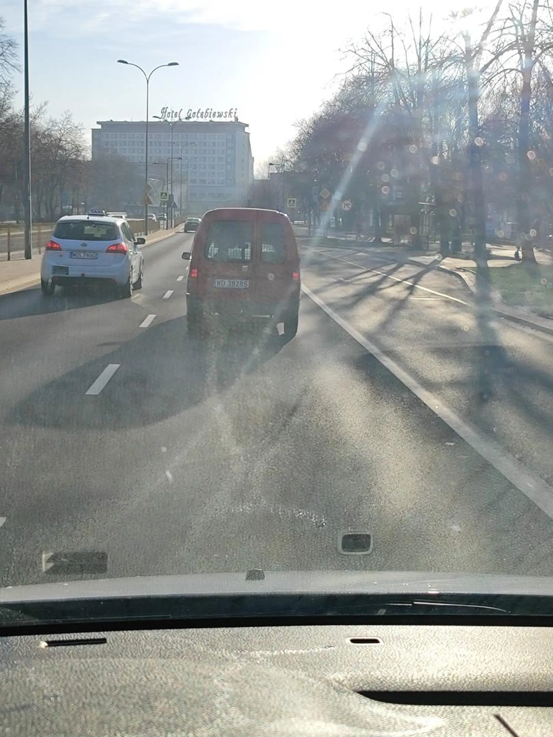 Odwracanie głowy i szukanie czegoś na wycieraczkach podczas ruszania