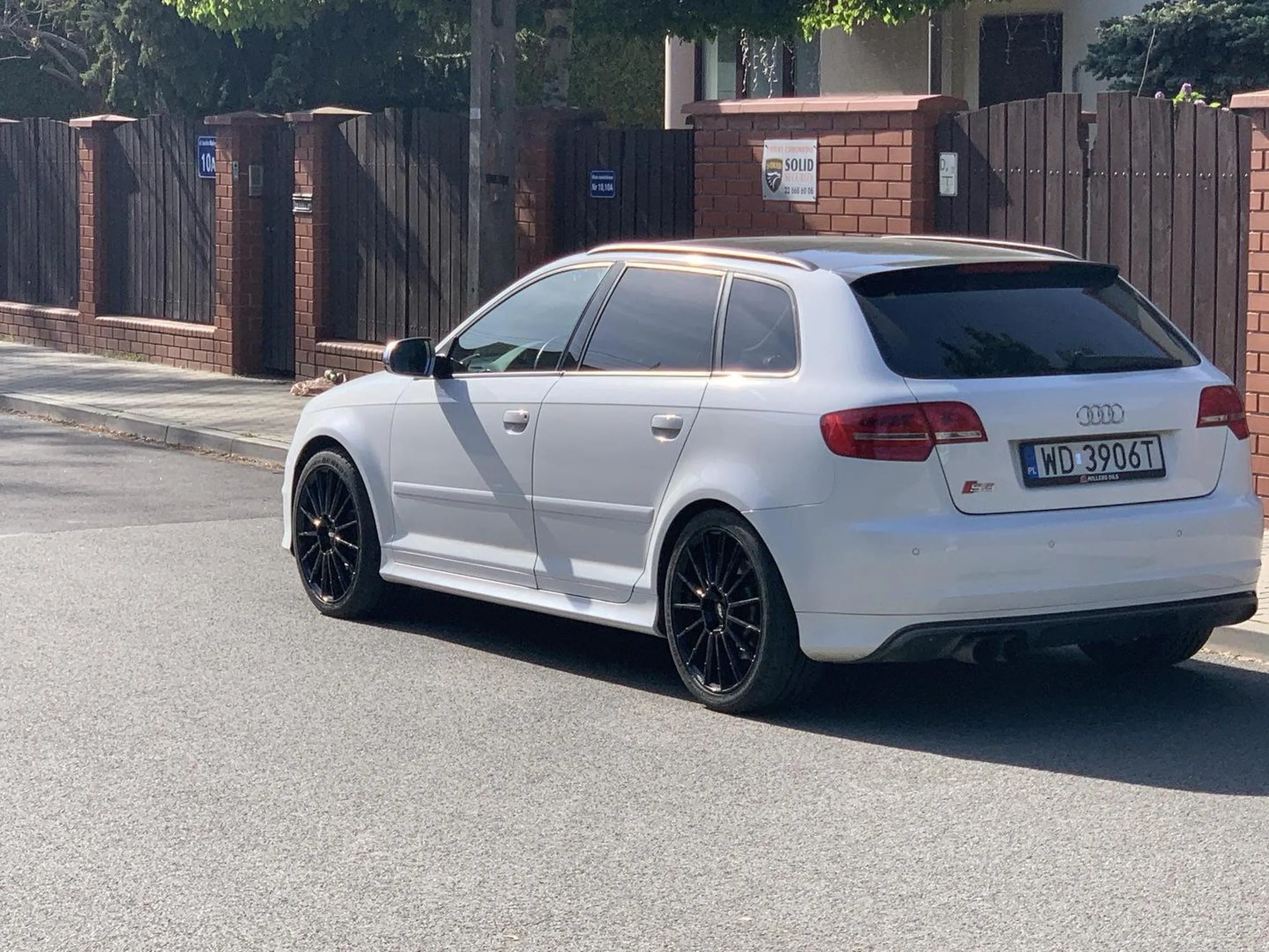 Kretyn zastawił bramę wjazdową, wypad do tej swojej warszafki