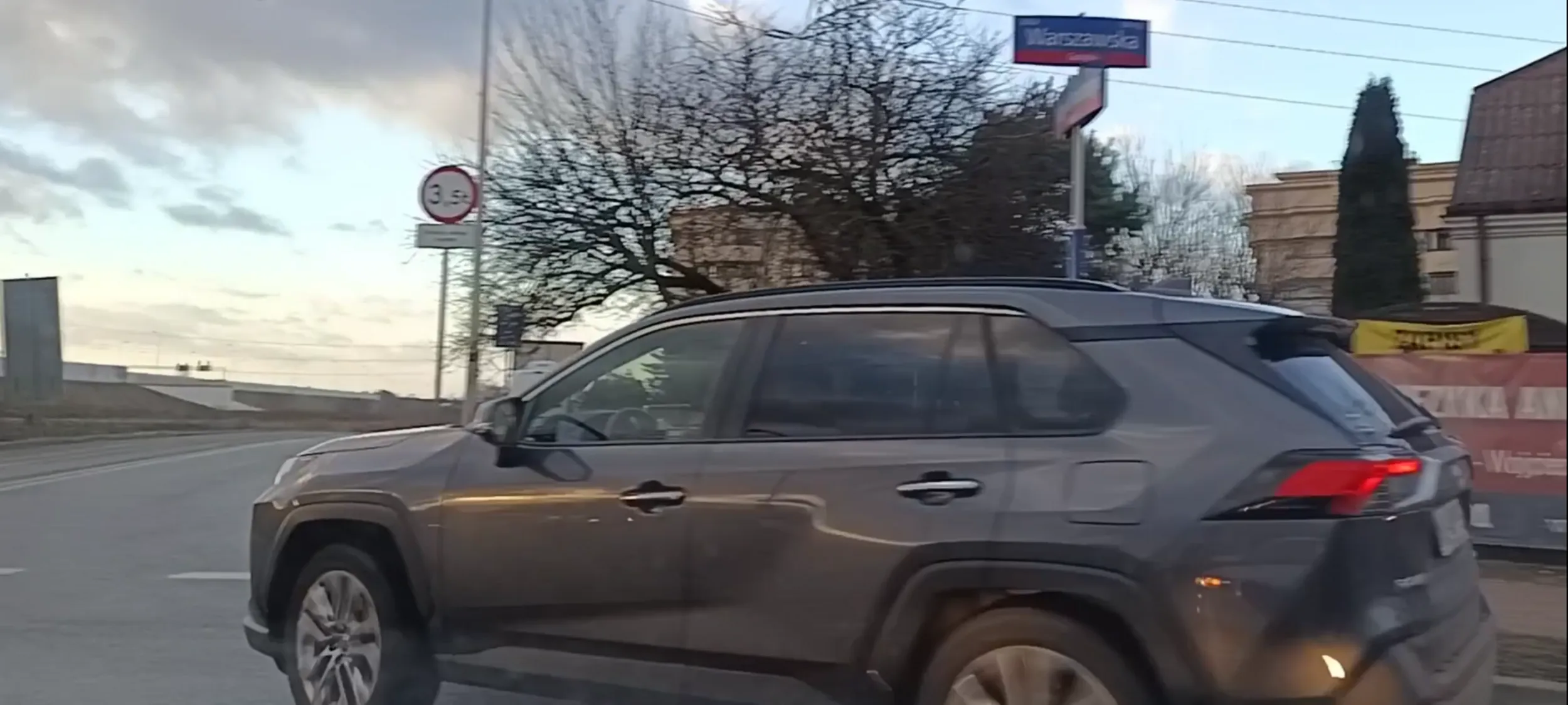 Stara baba wymusza pierwszeństwo przejazdu wjeżdżając z impetem na rondo. Prawie doszło do wypadku.