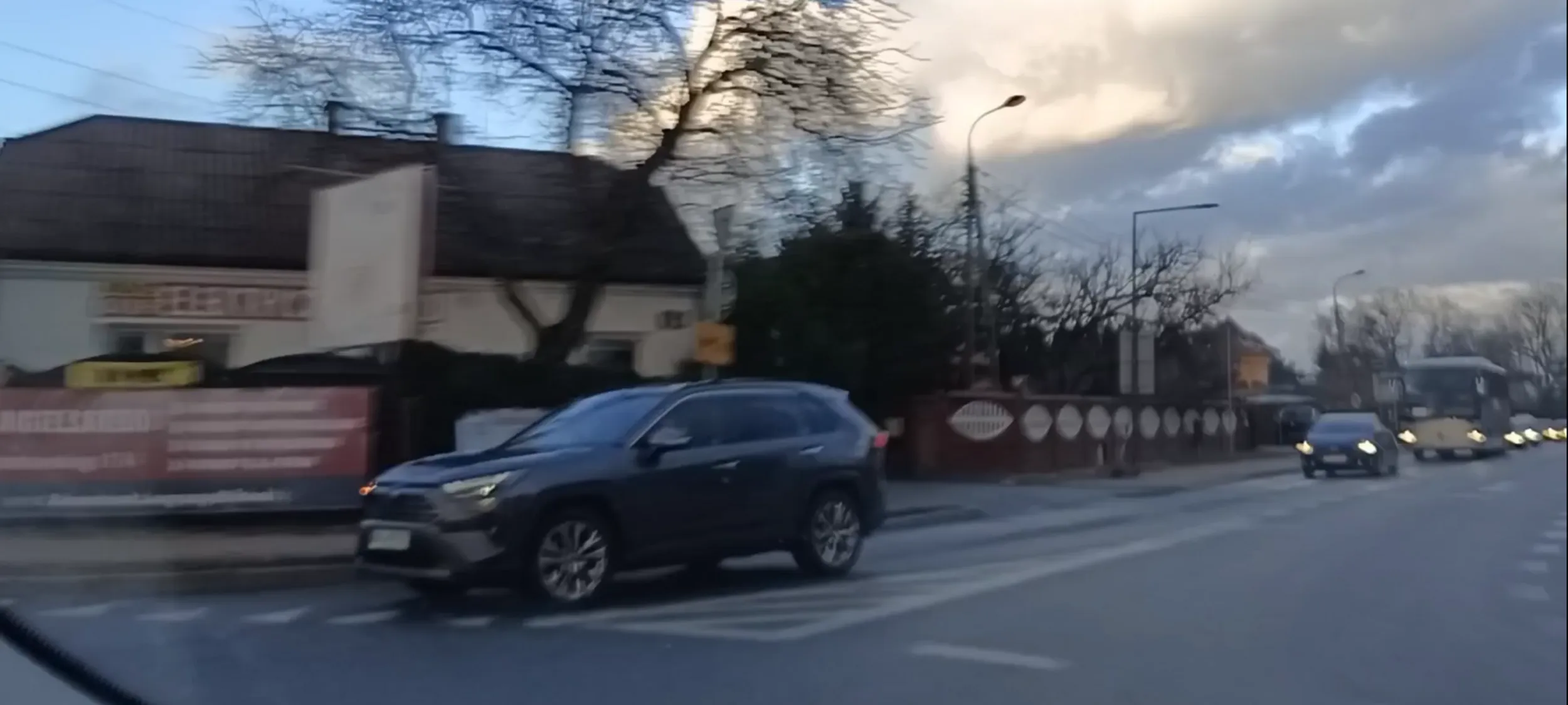 Stara baba wymusza pierwszeństwo przejazdu wjeżdżając z impetem na rondo. Prawie doszło do wypadku.