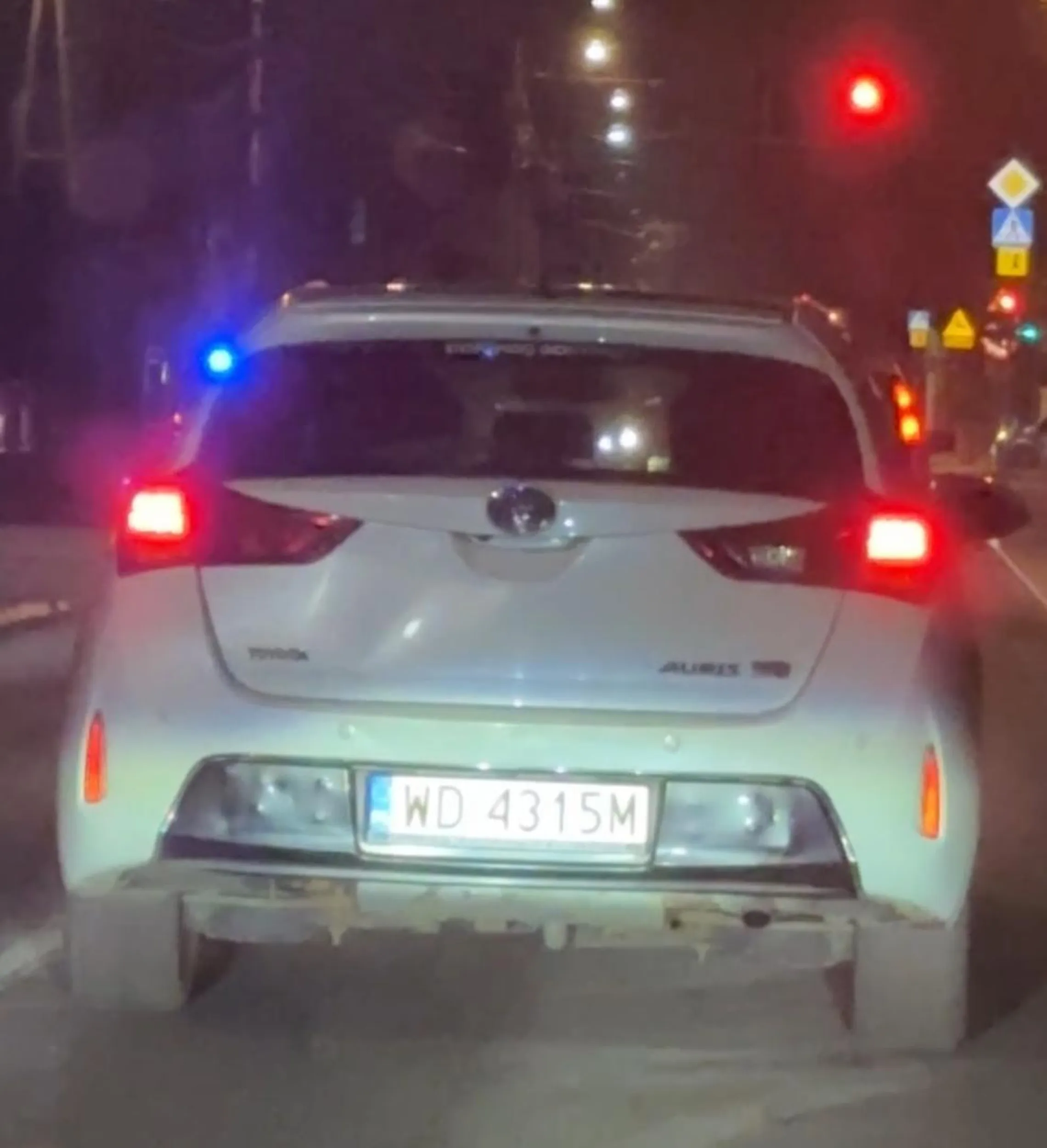 Niebezpieczny mężczyzna poruszający sie pod wpływem alkoholu biała Toyota Auris. Dnia 26/02/2024 jechał pijany z okolic Izabelina/Lasek w stronę Bielan i Żoliborza. Po zatrzymaniu się na światłach, był w widocznym stanie nietrzeźwości, ledwo widzial na oczy. Po próbie zatrzymania obywatelskiego uciekł w boczna ulice na Bielanach. Sprawa zgłoszona na policję