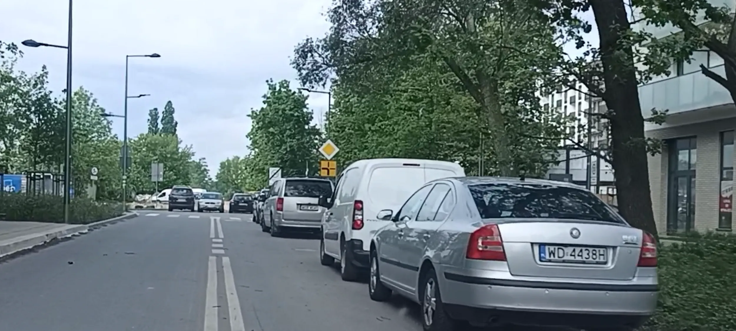 Ujek złamany stoi na zakazie zatrzymywania się i postoju B-36 i aby go ominąć trzeba przekroczyć podwójną linię ciągłą.