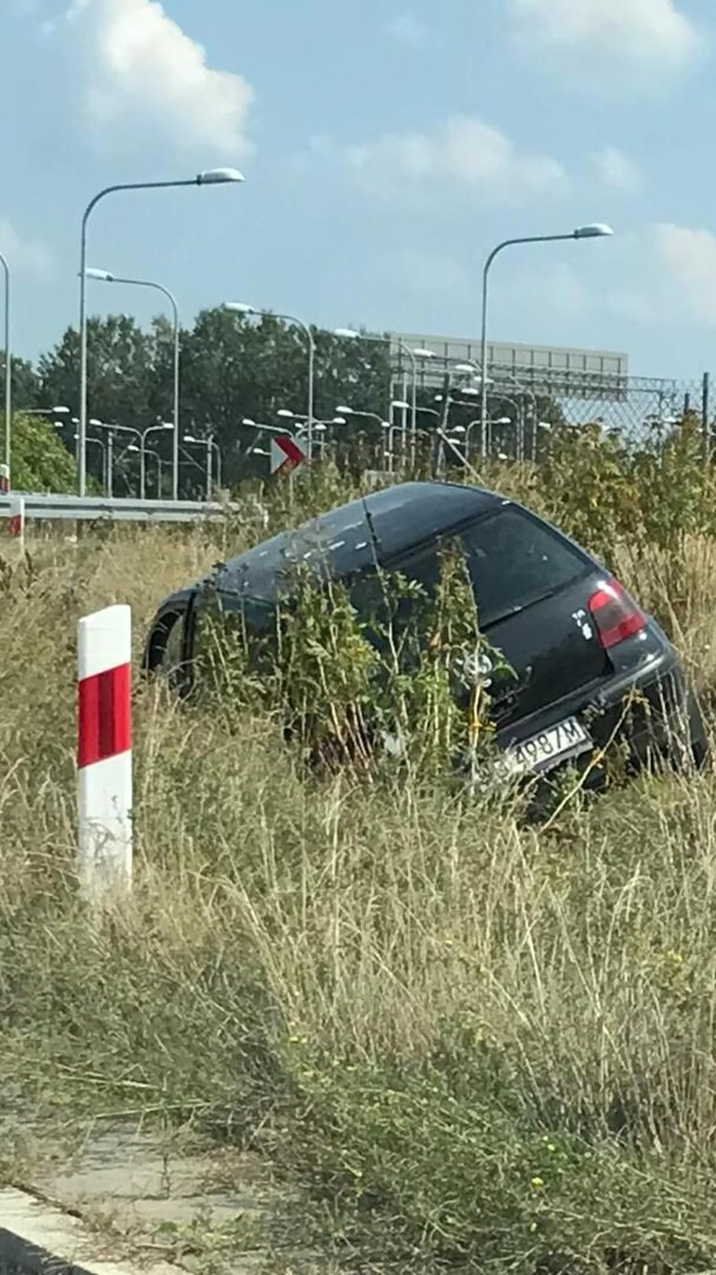 Kierowca zaparkowal poza strefą płatnego parkowania , wysiadł przez okno i poszedl dalej na piechote do miasta…