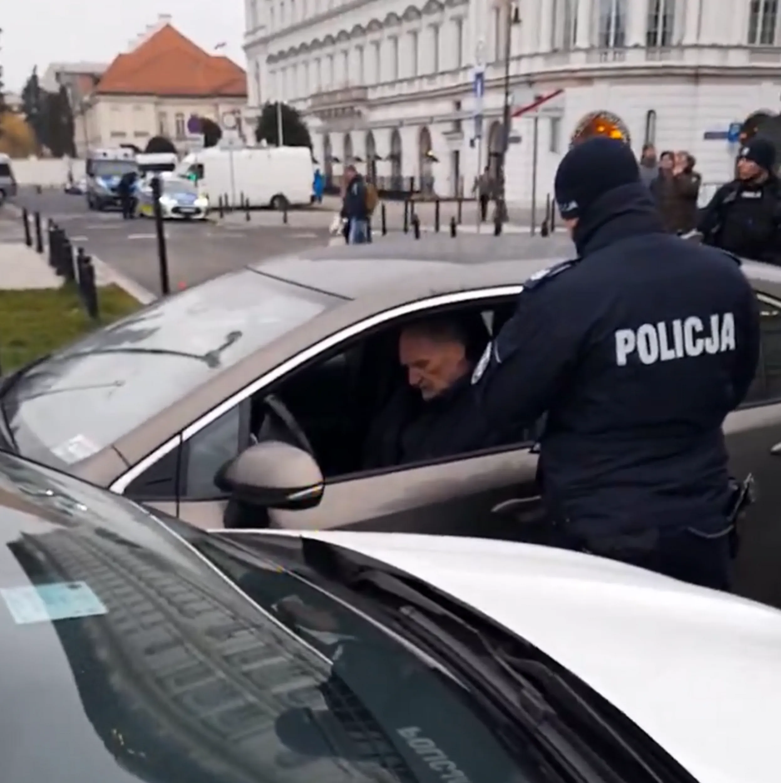 Prowadzi pojazd mimo odebranych uprawnień. Ostatnio legitymowany na Placu Piłsudskiego ale nadal prowadzi pojazd.