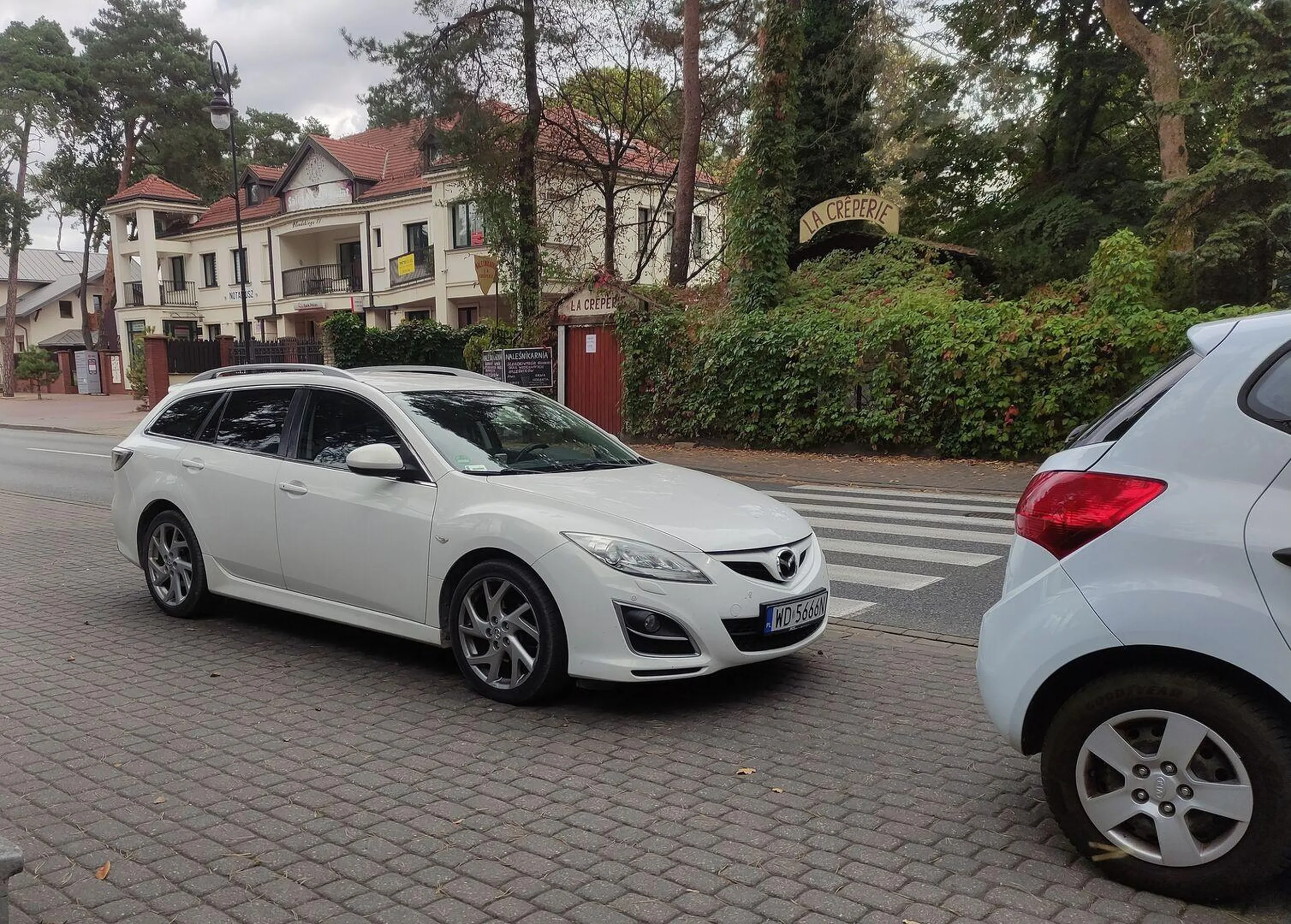 Parkuje przeszkadzając pieszym w przejściu przez ulicę, sprawia realne zagrożenie na drodze. Konstancin - Jeziorna przed wejściem do cukierni.