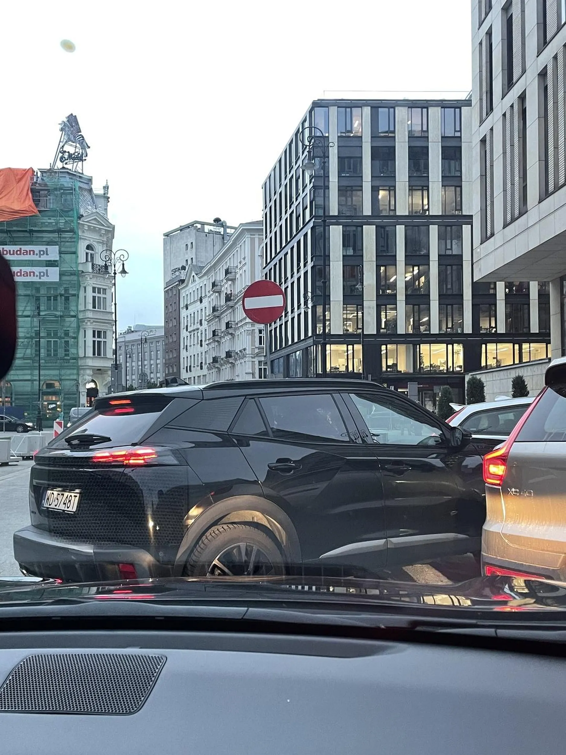 Sznur samochodów a typiara się pcha na chama wyzywając innych