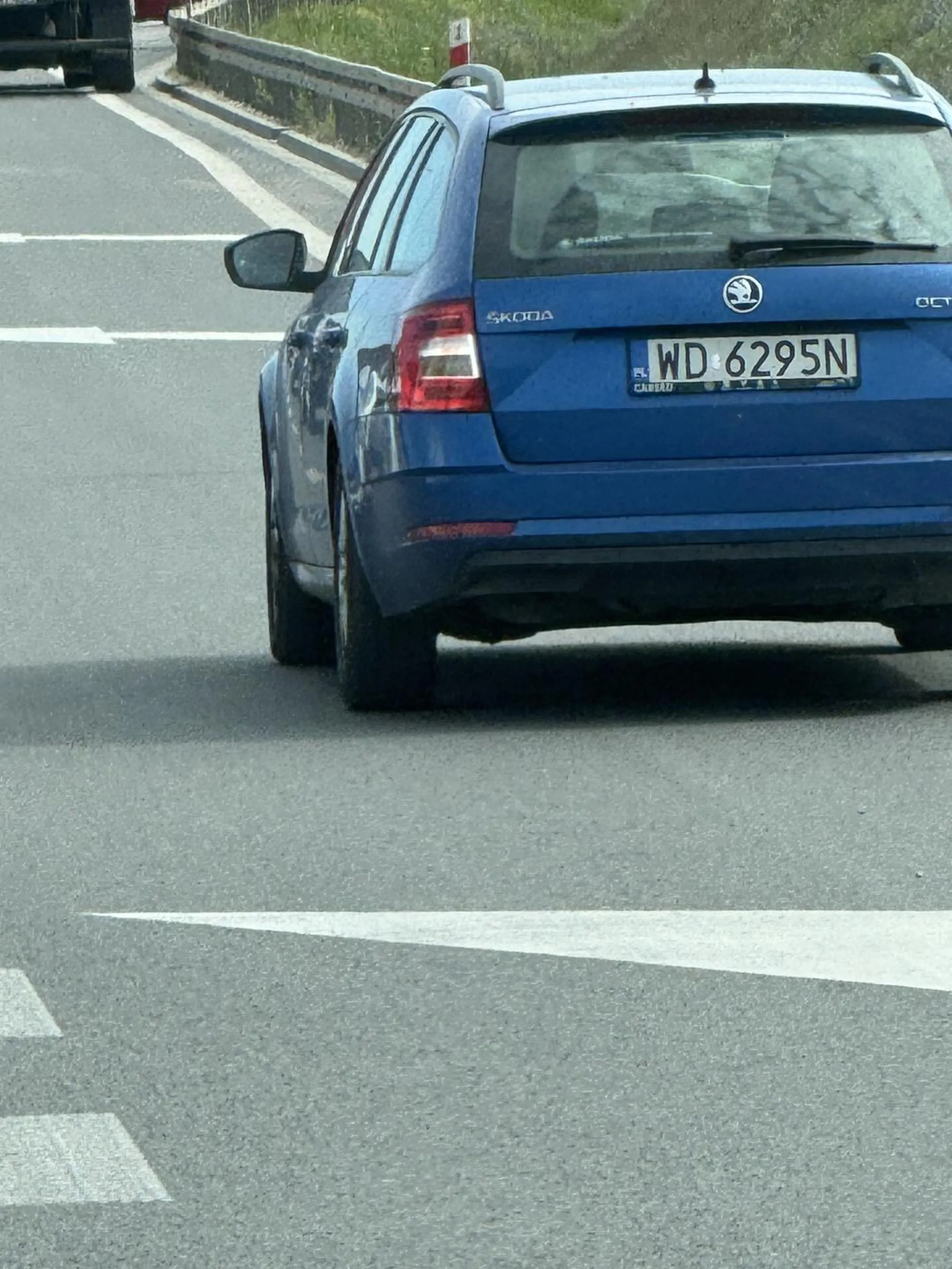 Buraczek, ktory w koleji wszystkich wyprzedza sobie pasem, do włączania się z innej trasy