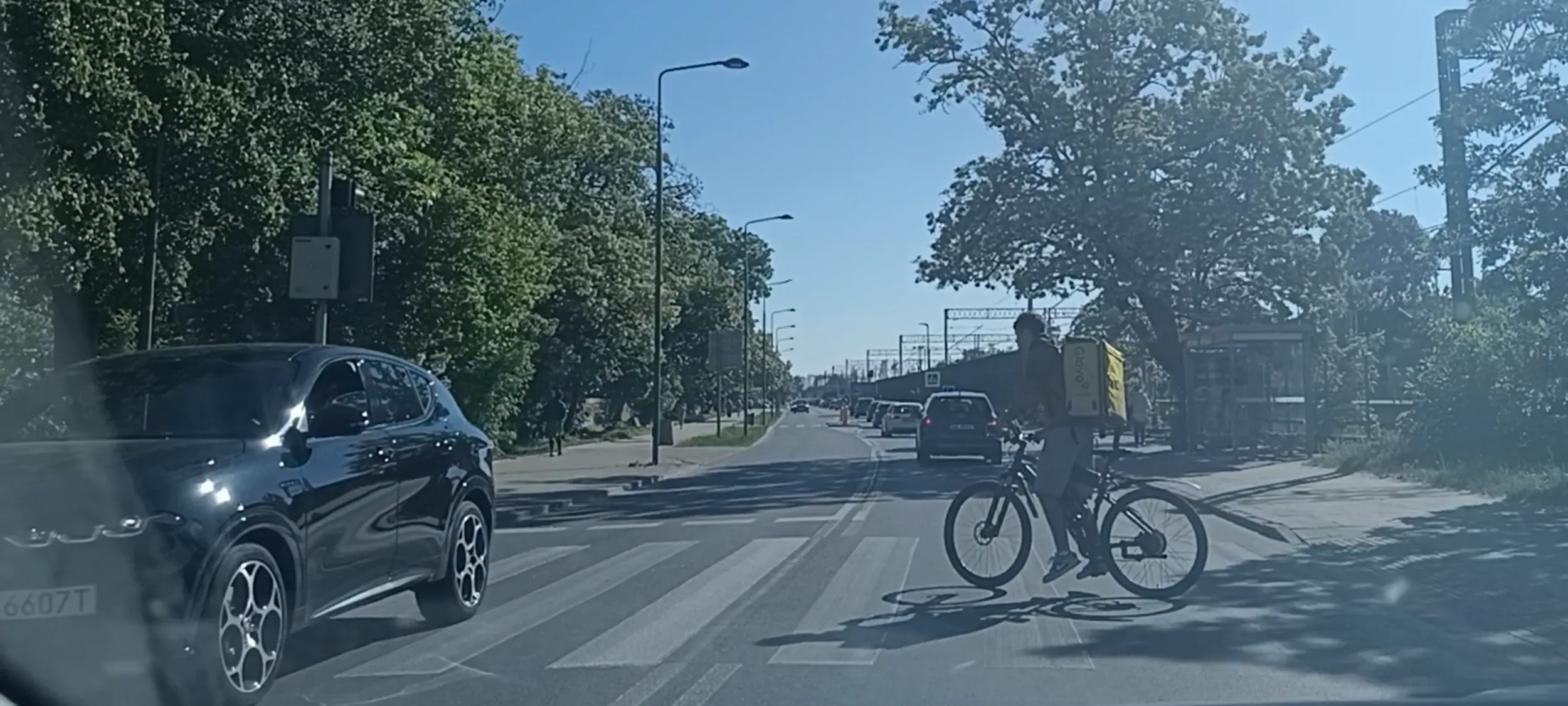 Ten kierowca to potencjalnie zabójca drogowy bo przejeżdża przez przejście dla pieszych i nie ustąpił pierwszeństwa rowerzyście. Kiedys kogoś zabije.