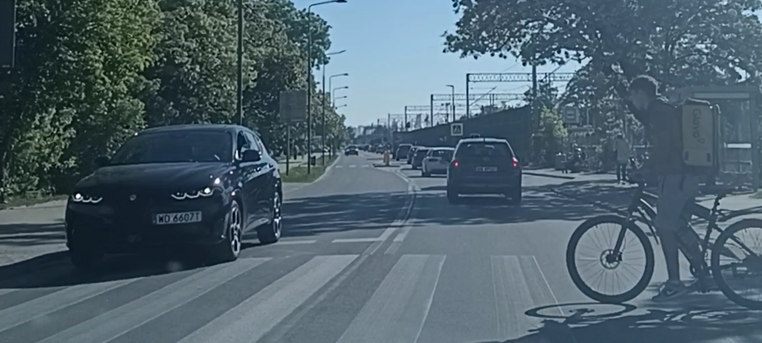 Ten kierowca to potencjalnie zabójca drogowy bo przejeżdża przez przejście dla pieszych i nie ustąpił pierwszeństwa rowerzyście. Kiedys kogoś zabije.