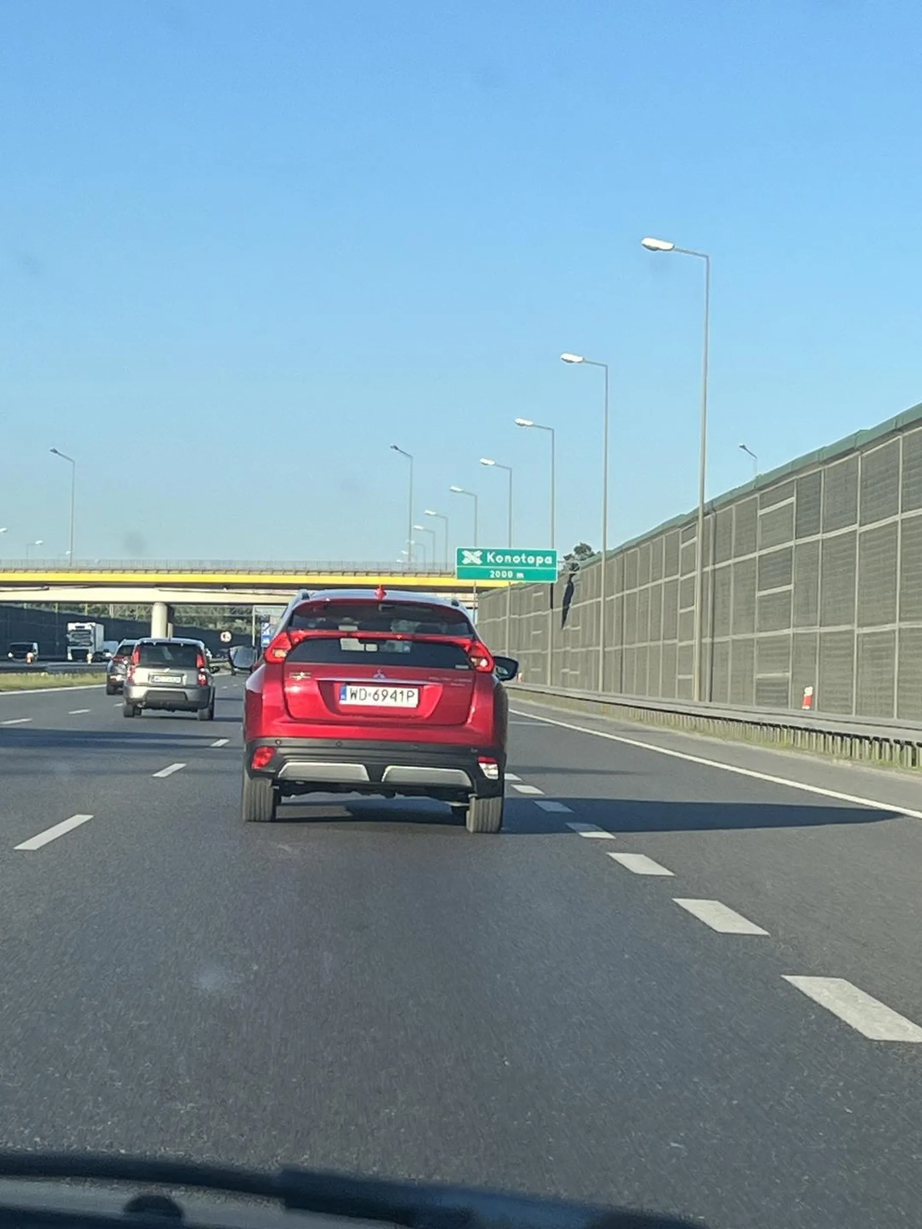 Fan nie włączania kierunkowskazu. Jeździ Mitsubishi a myśli że to BMW. W niezbyt męskim kolorze.