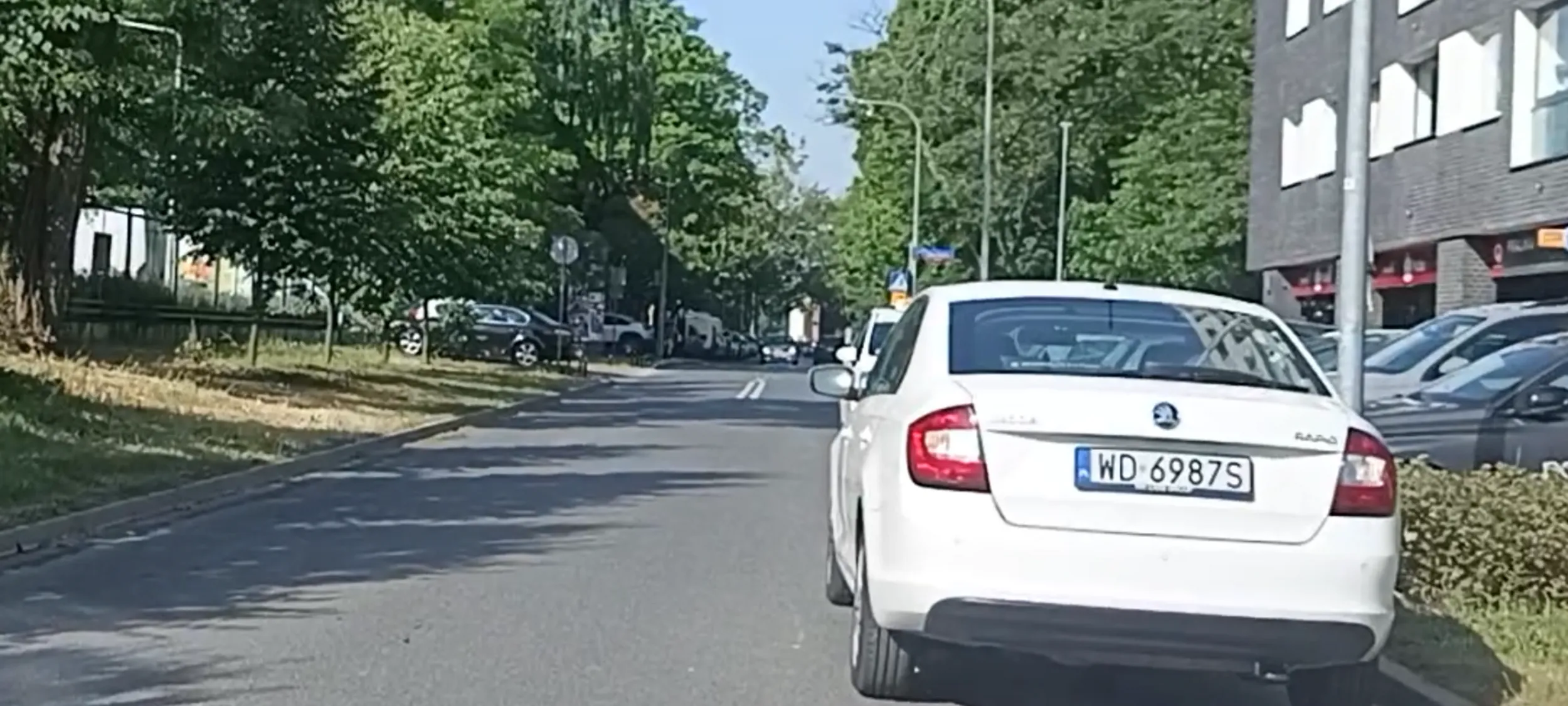Ameba parkingowa stoi na ulicy na zakazie zatrzymywania się i postoju
