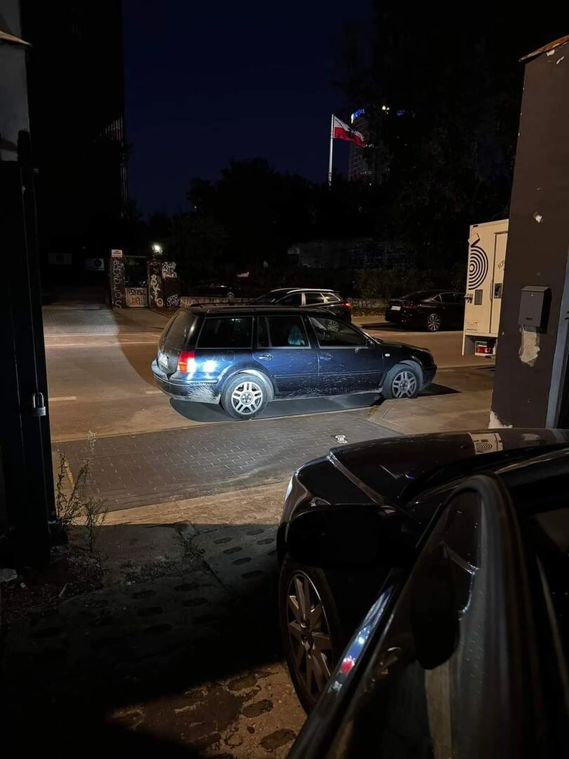 Stoi w bramie tak że nie można wyjechać