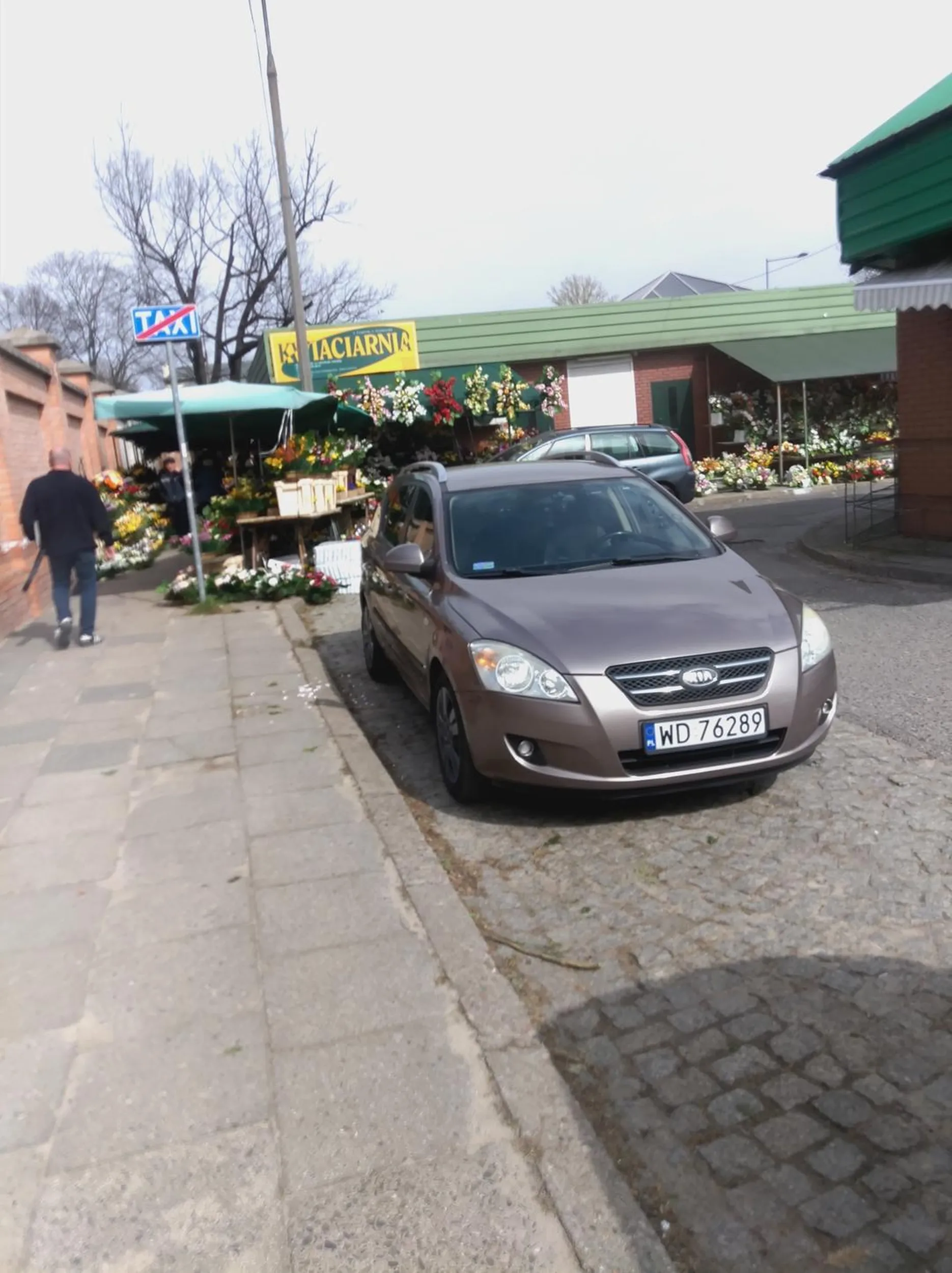 Zaparkował na postoju Taxi blokując wjazd taksówkom do tego jeszcze się prół i leciał z łapami Parówa