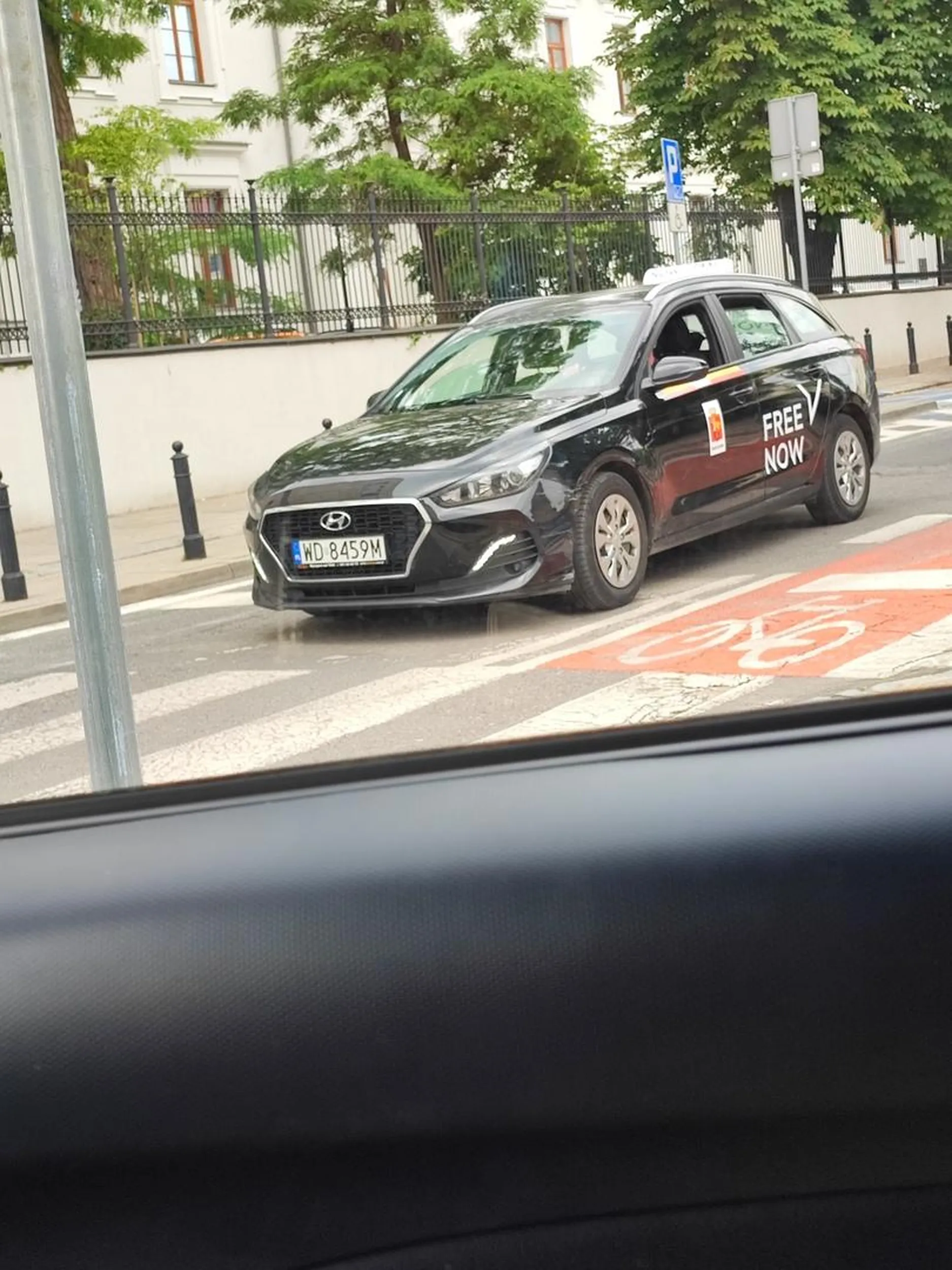 Machanie łapami, środkowy palec, wymuszanie na skrzyżowaniach - nie zrobi z pizdy taksówkarza na poziomie. Zwyzywał kobietę która stała przed skrzyżowaniem i nie blokowała go, ale pizduś się spieszył na zlecenie i wypychał ją trąbieniem, finalnie i tak musiał znowu za nią wjechać, tak się spieszył objazdami ?