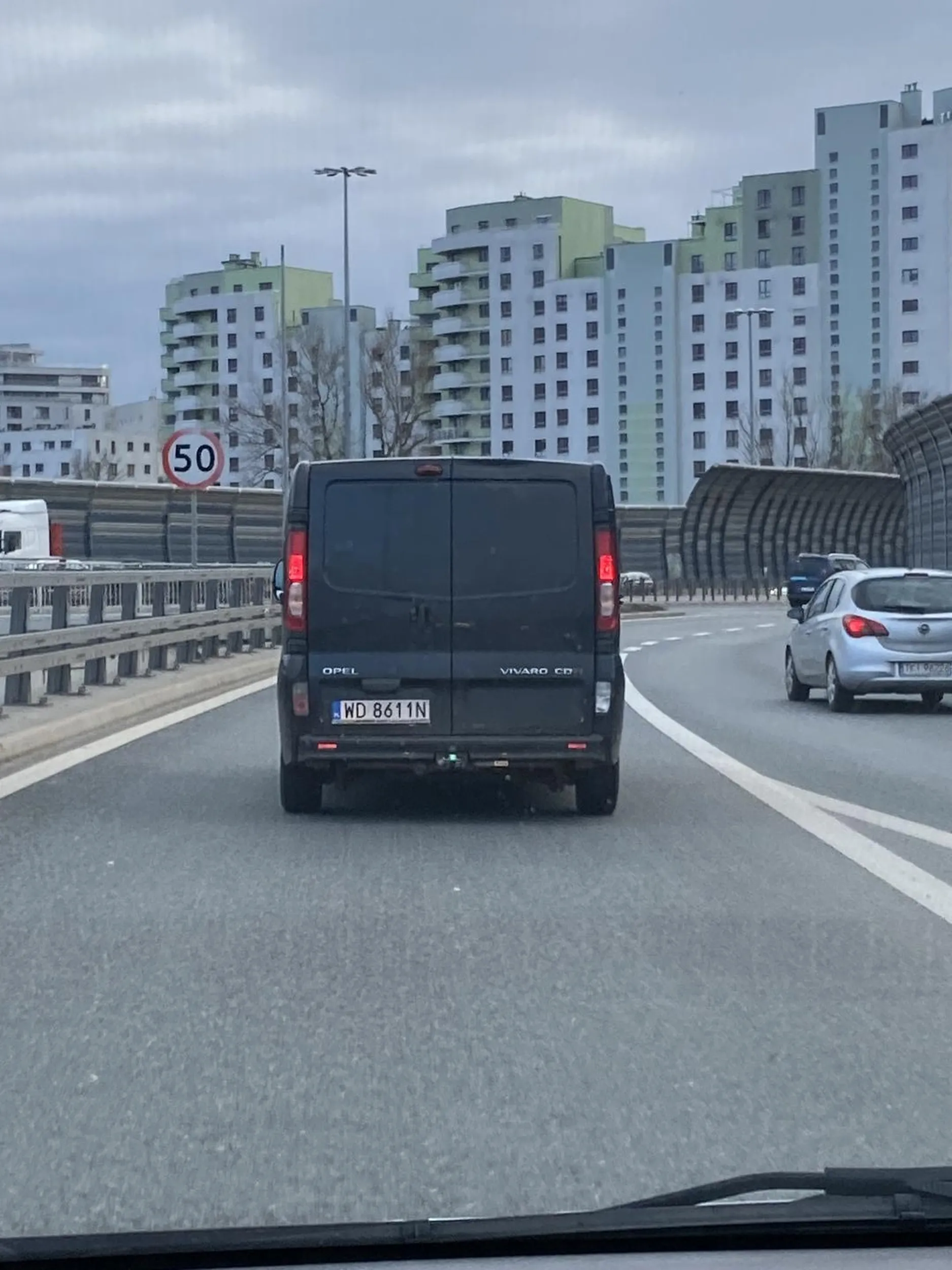 Bardziej głupi niż ślepy, jeździ na zderzaku, wymusza