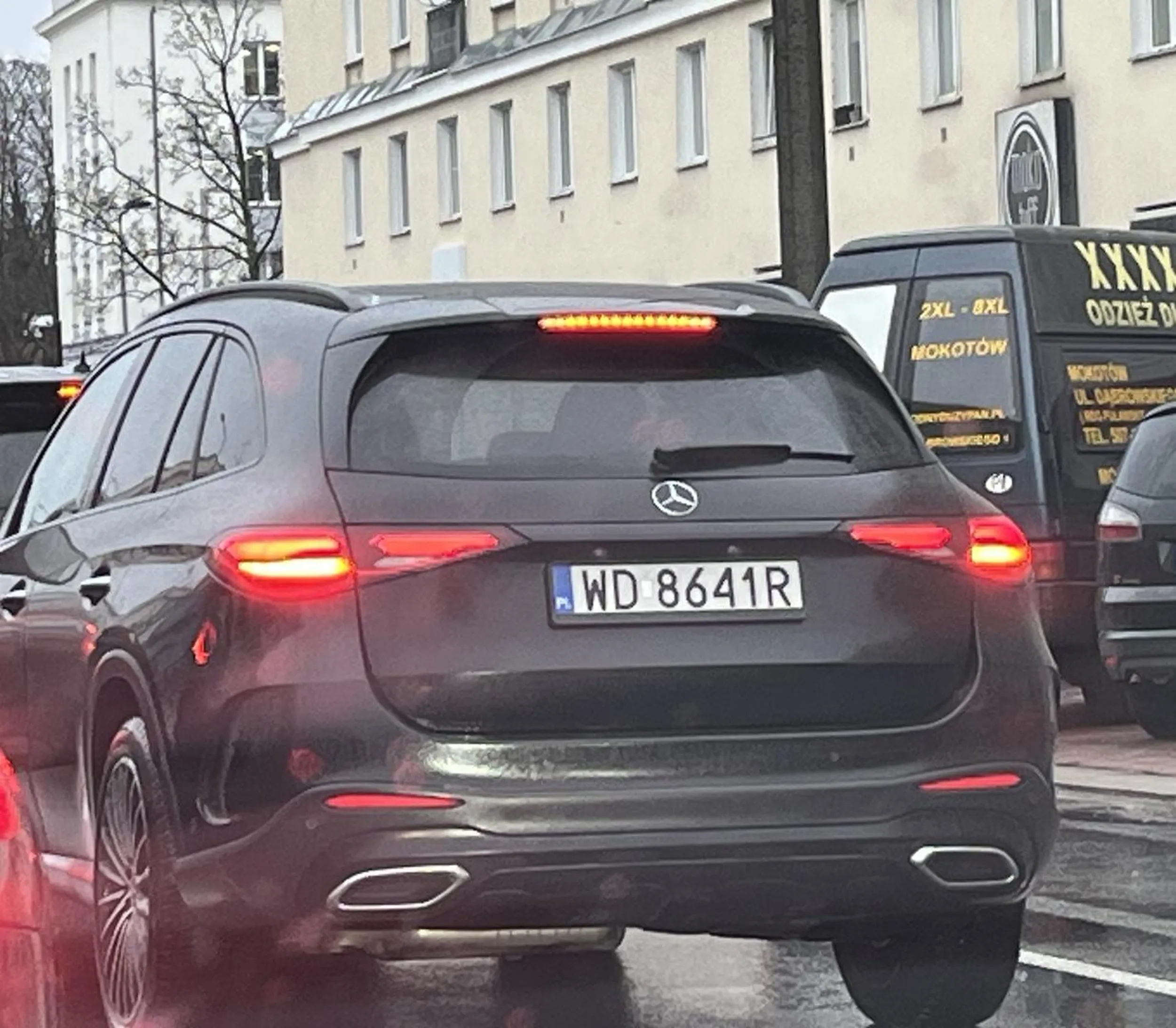 Cham, który w godzinach szczytu omija kolejkę do skrętu i wciska się bez kierunkowskazów, prawie taranując inne pojazdy. Wepchnął się przede mnie bez kierunkowskazu, podjeżdżając dołownie na milimetry, zmusił do gwałtownego hamowania. Takich śmieci powinno się eliminować z dróg na zawsze.