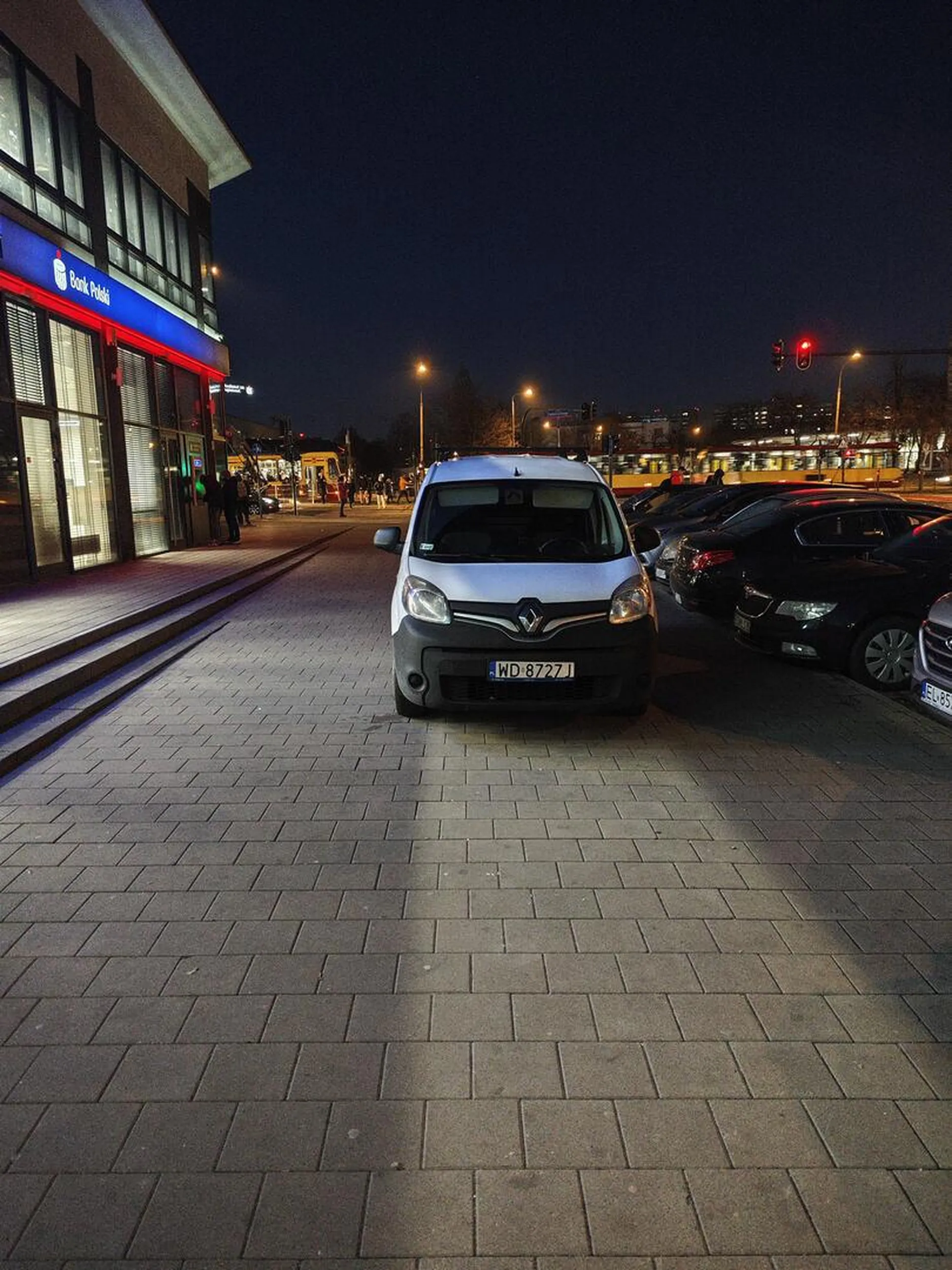 parkowanie na środku chodnika przez idiotę z firmy fotowoltaicznej.