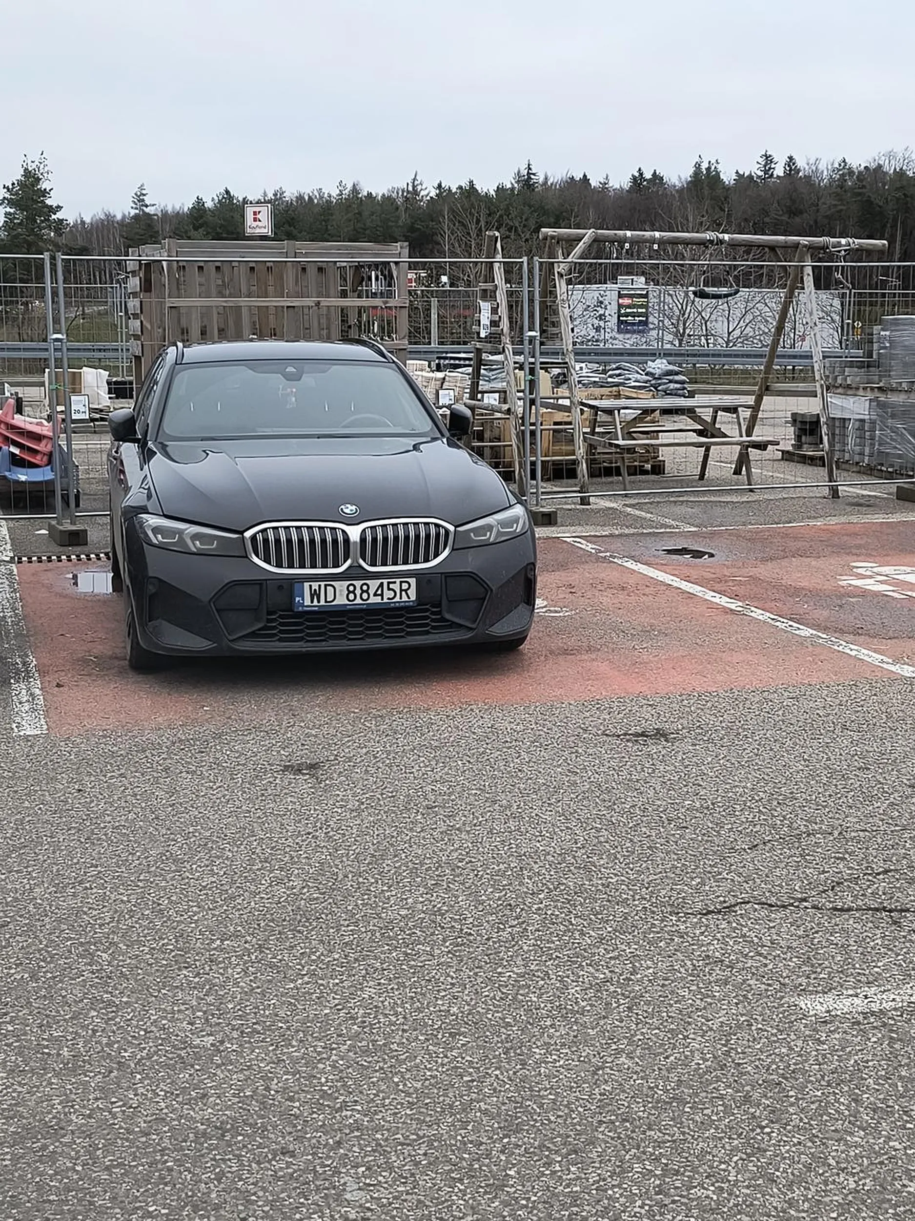 Kierowca parkuje na miejscu dla matki z dzieckiem nie mając dzieci w samochodzie. Łudziłem się że pójdzie po dzieci do sklepu, ale poszedł na siłownię.