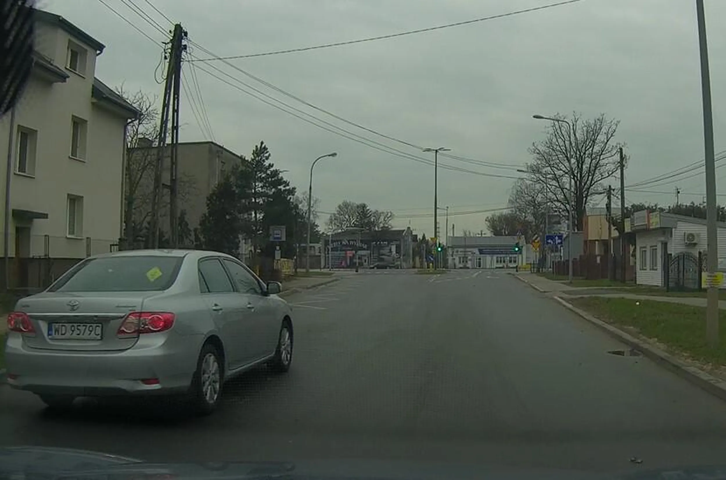 Kierowca nie umie w skrzyżowania równorzędne. Trąbi i nie ma racji, nie zna przepisów dotyczących skrzyżowań rownorzędnych