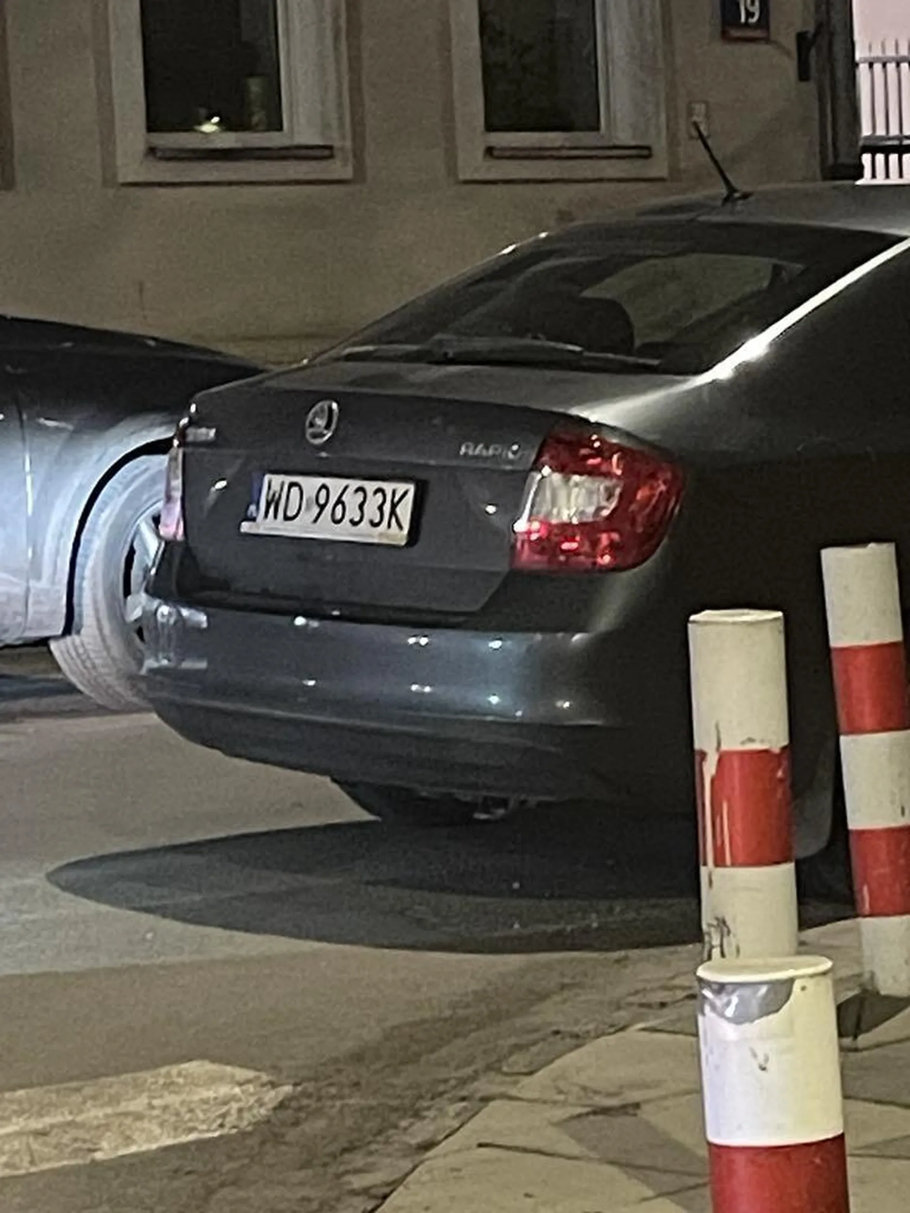 Przez swój brak wyobraźni całkowicie zablokowała pani ulicę Sandomierską (samochód nawet nie był na awaryjnych). Ma pani szczęście, że wróciła pani akurat jak ja przejeżdżałem bo szukałaby pani auta na parkingu straży miejskiej.