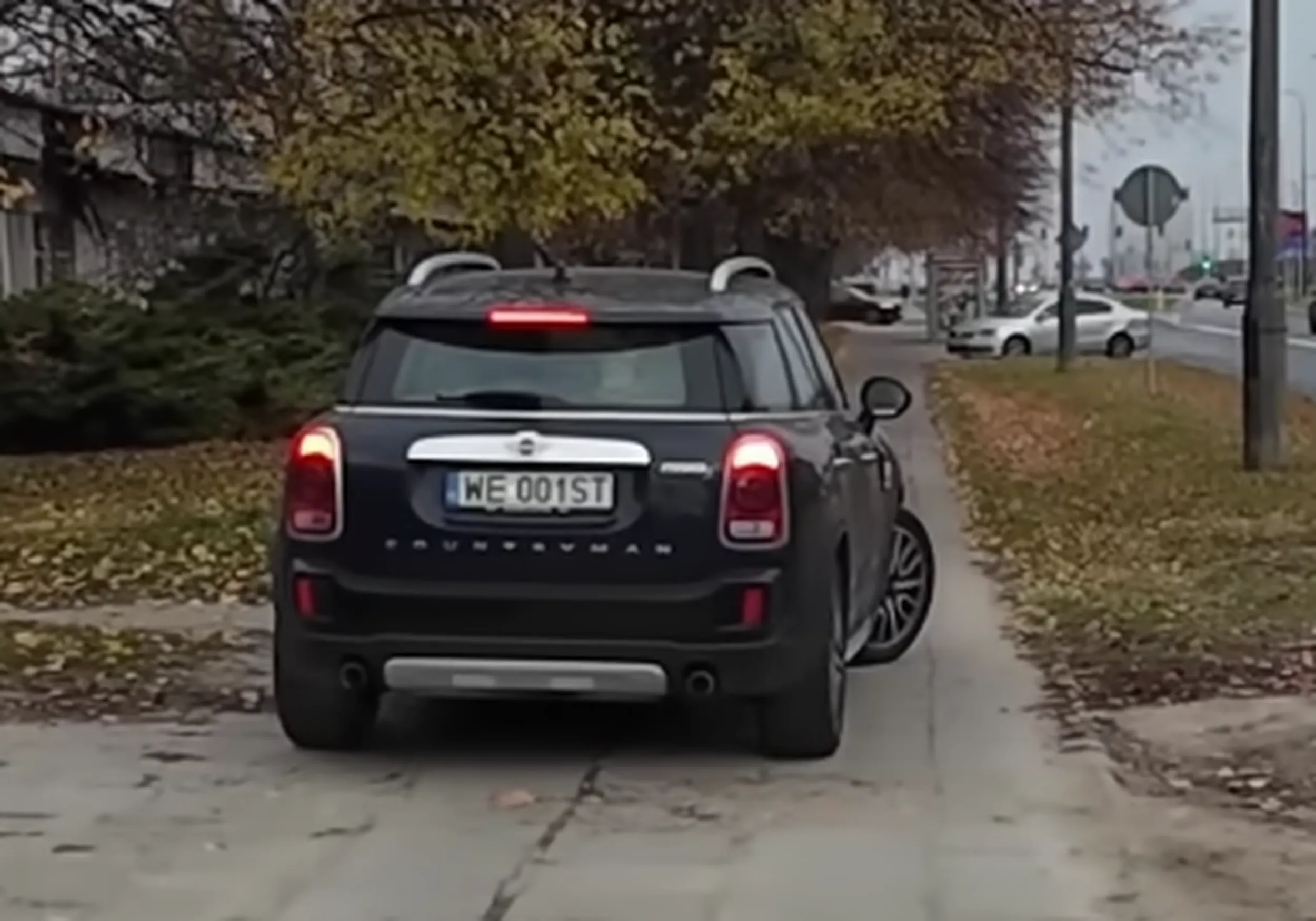 Prawo jazdy wygrane w płatkach śniadaniowych. Chodnik jest dla pieszych.