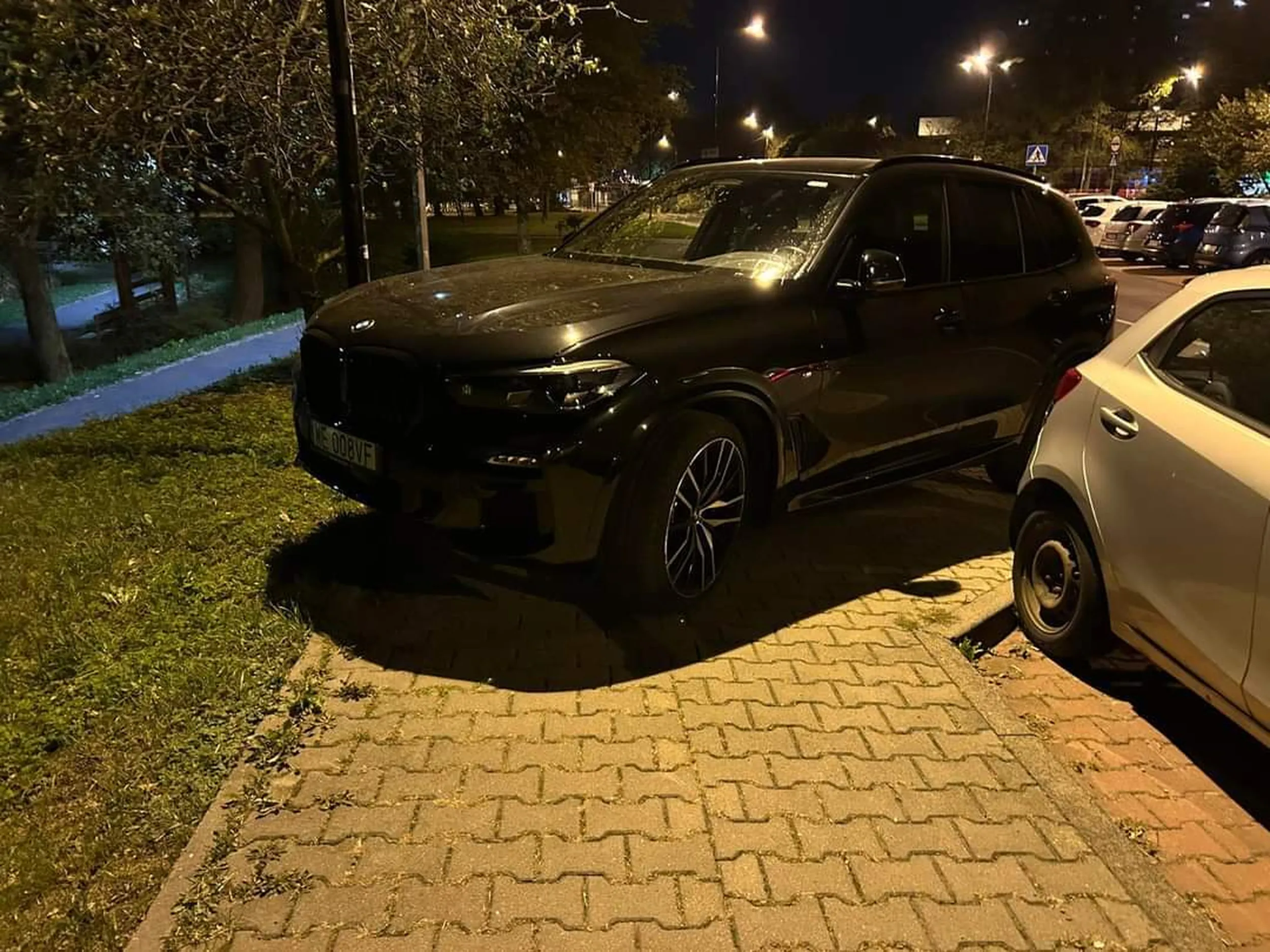 Kierowca z małym sercem i wielkim samochodem.