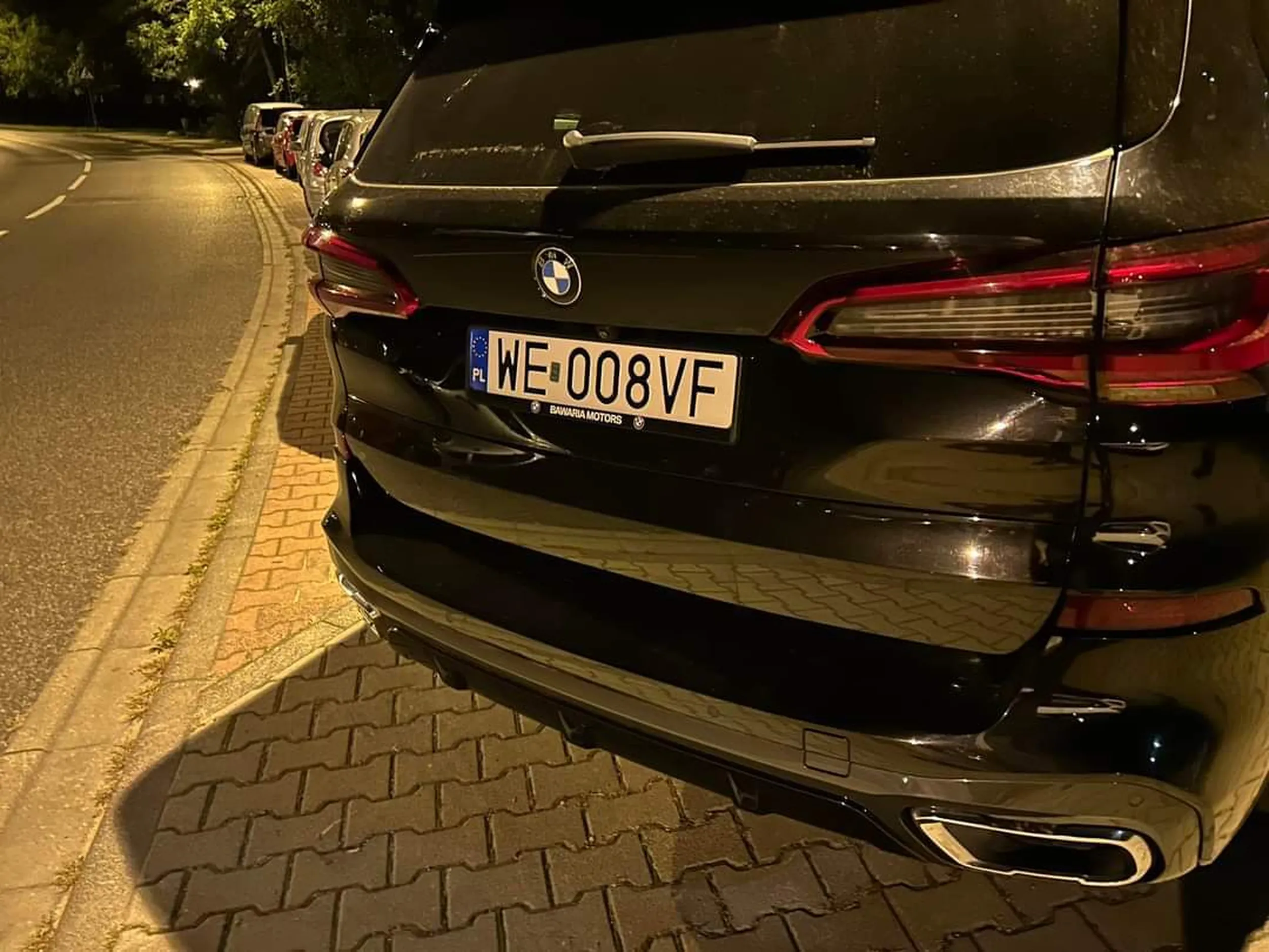 Kierowca z małym sercem i wielkim samochodem.