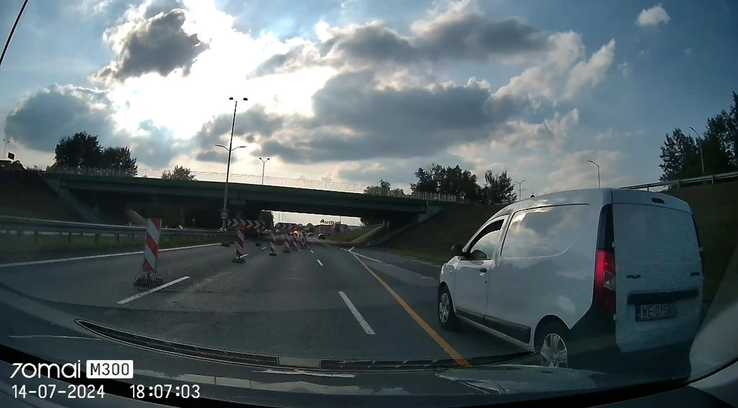 Naucz się jeździć, żółte linie są bardzo ważne i jeśli nakazują zmianę pasa przy zwężce to się ich słuchaj. Bo mogłeś spowodować bardzo niebezpieczny wypadek.